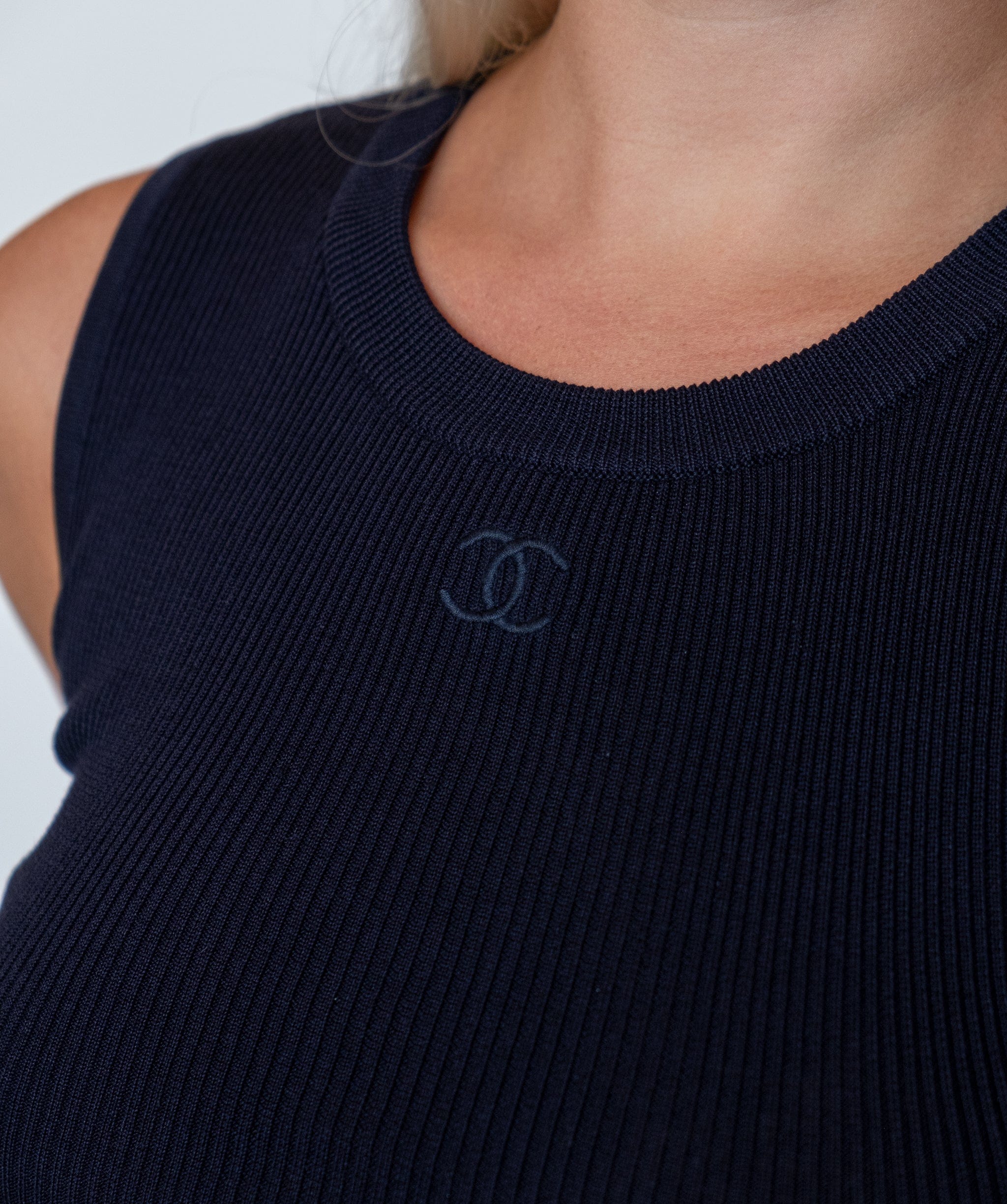 シミズCHANEL 2024ss CCロゴタンクトップ Chanel 2024 Black Ribbed Knot Tank Top