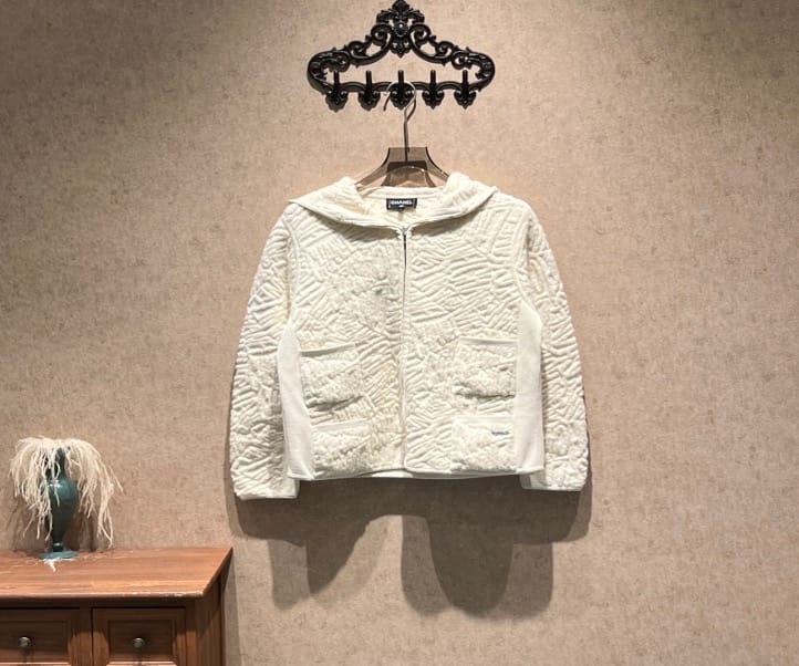 Chanel Chanel Ski Collection Off-White Embossed Logo Jacket / Size 40 / 99% New / 44133