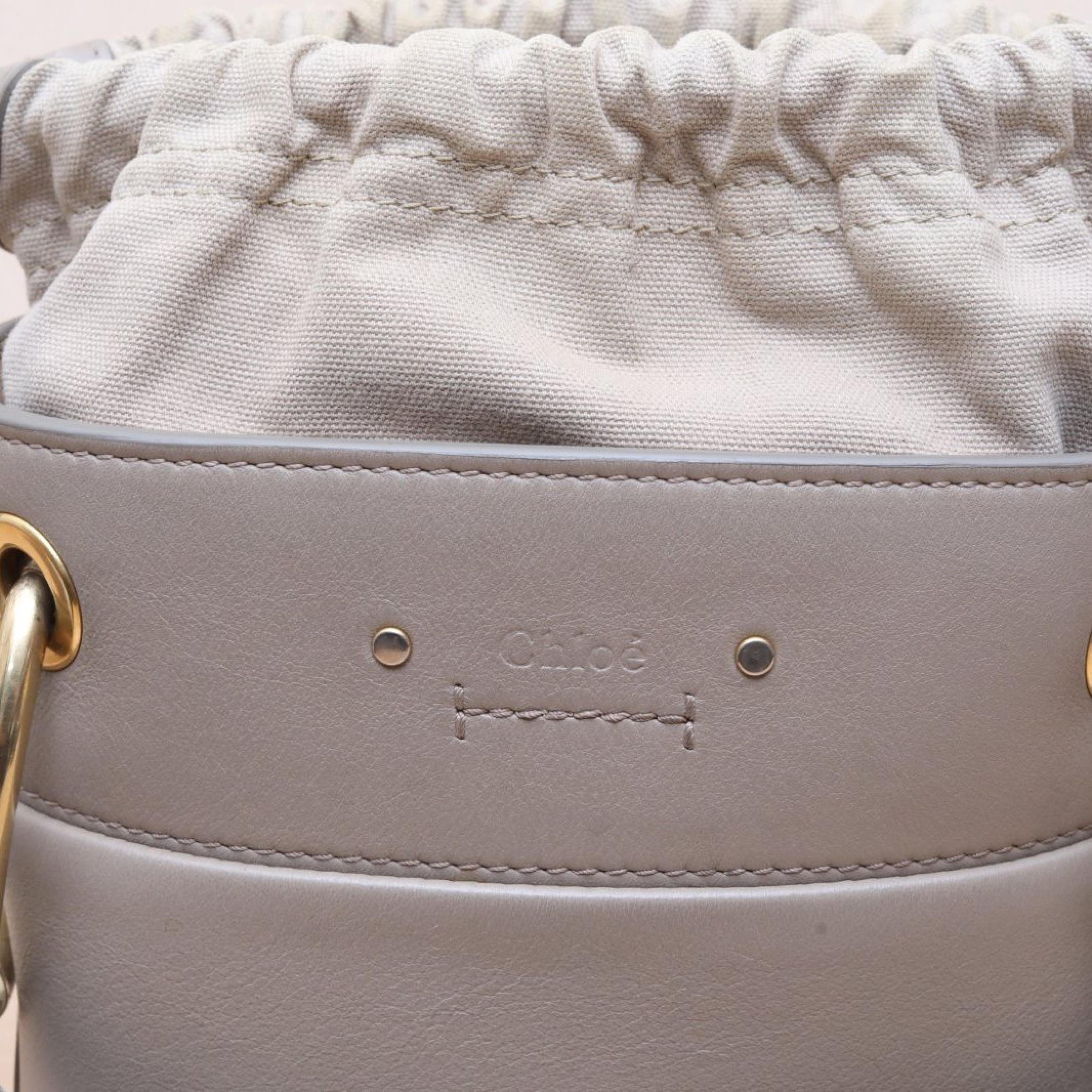 Chloe Chloe Elephant Grey Leather C Gold Buckle Roy Bucket Bag Shoulder Bag
shoulder straps ALC3163
