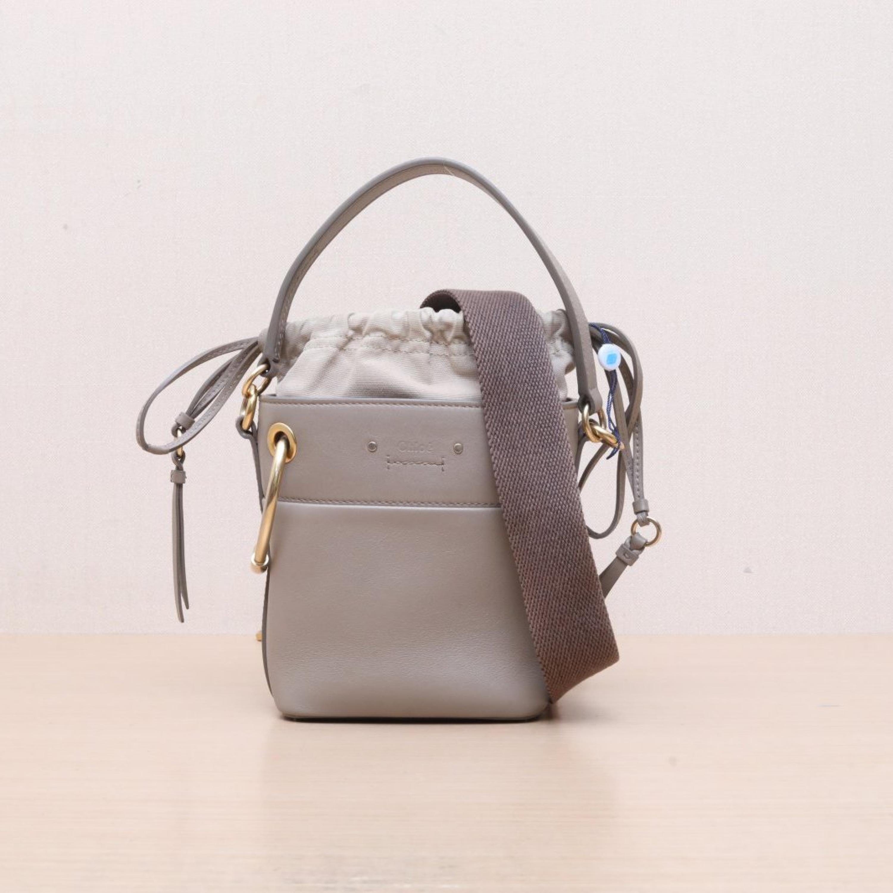 Chloe Chloe Elephant Grey Leather C Gold Buckle Roy Bucket Bag Shoulder Bag
shoulder straps ALC3163