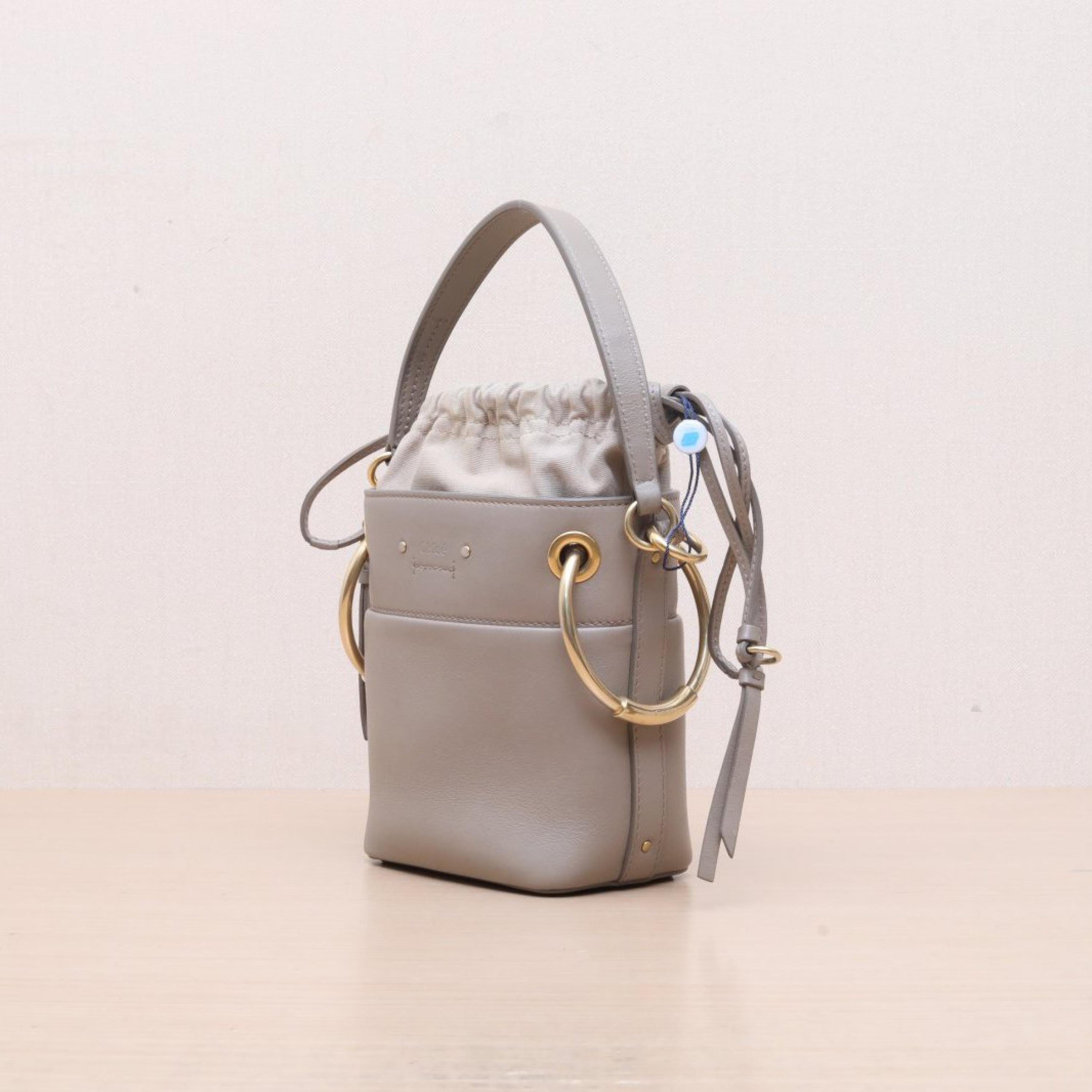 Chloe Chloe Elephant Grey Leather C Gold Buckle Roy Bucket Bag Shoulder Bag
shoulder straps ALC3163