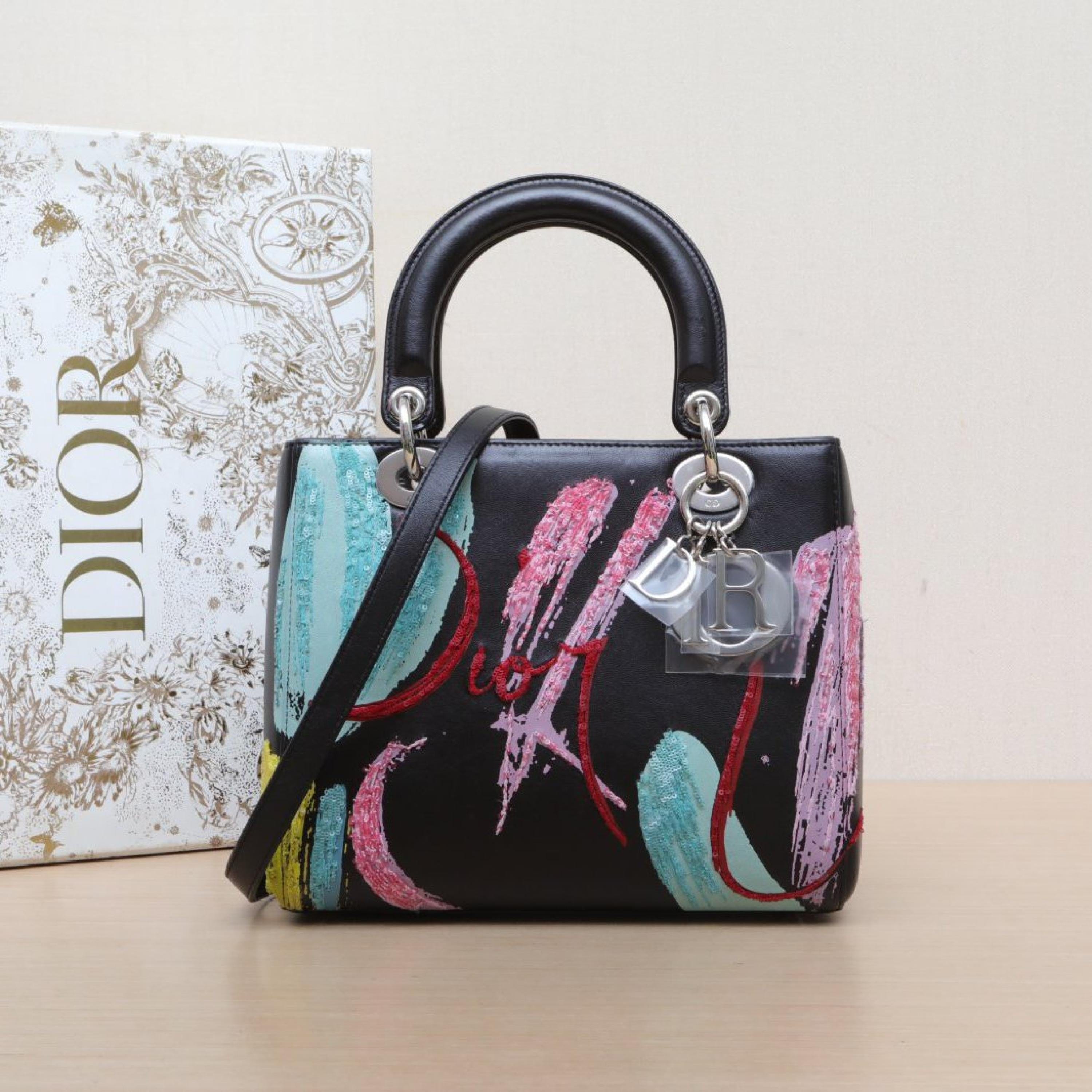 Christian Dior Christian Dior Lady Dior bag, five-grid pattern, leather, small size, silver buckle, 2015
Original dust bag, shoulder strap, ID card, instruction manual, shopping ticket ALC3178