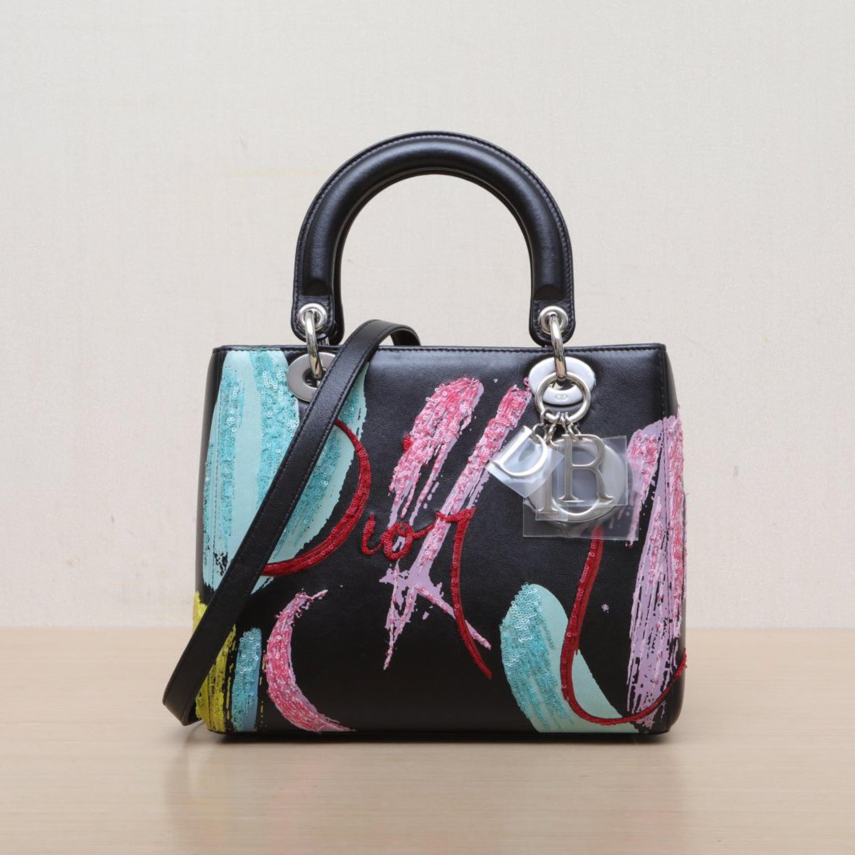 Christian Dior Christian Dior Lady Dior bag, five-grid pattern, leather, small size, silver buckle, 2015
Original dust bag, shoulder strap, ID card, instruction manual, shopping ticket ALC3178