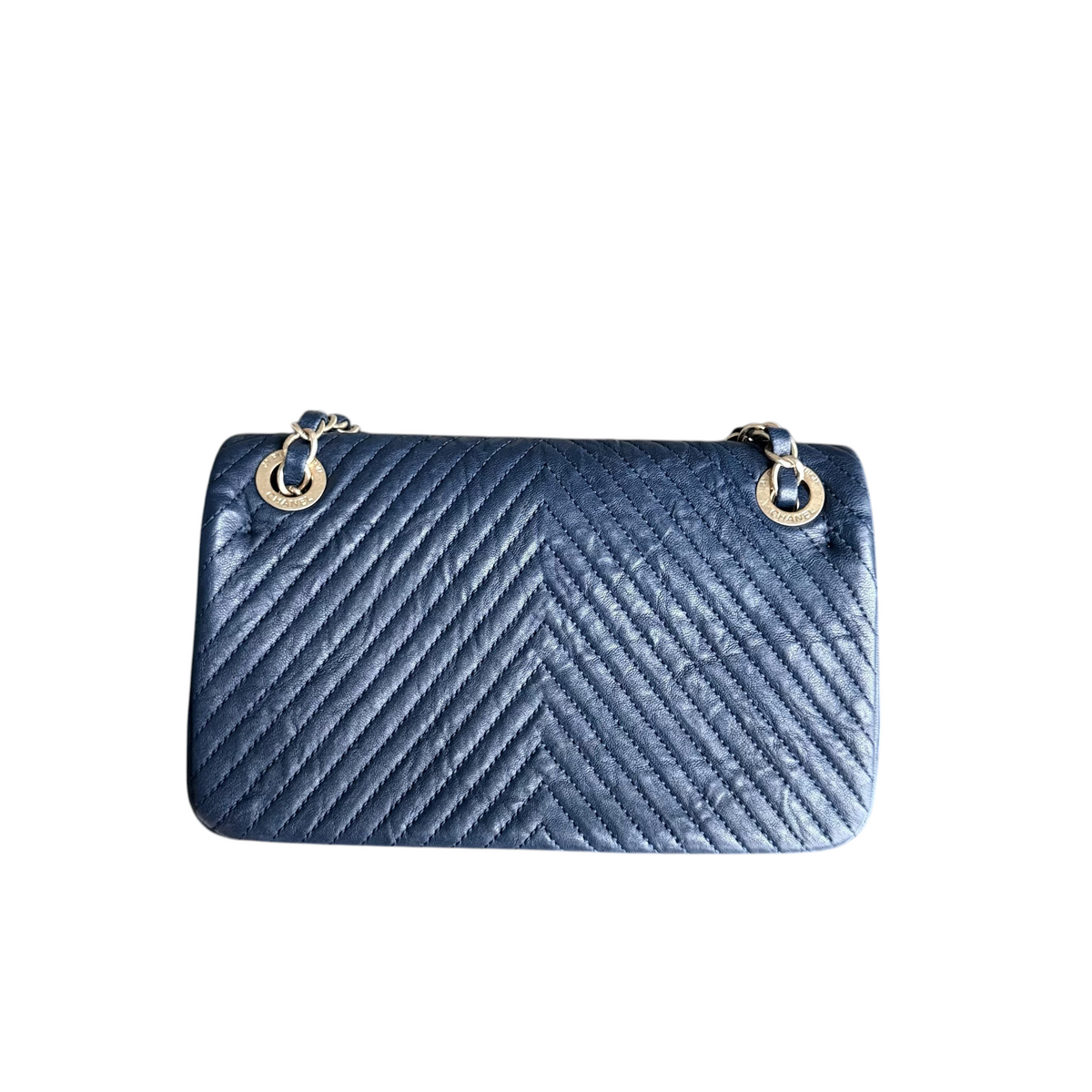 Luxury Evermore Chanel 23CM 深蓝色人字纹绗缝翻盖包，配有金色链条和金属配件，呈现精致优雅风格。