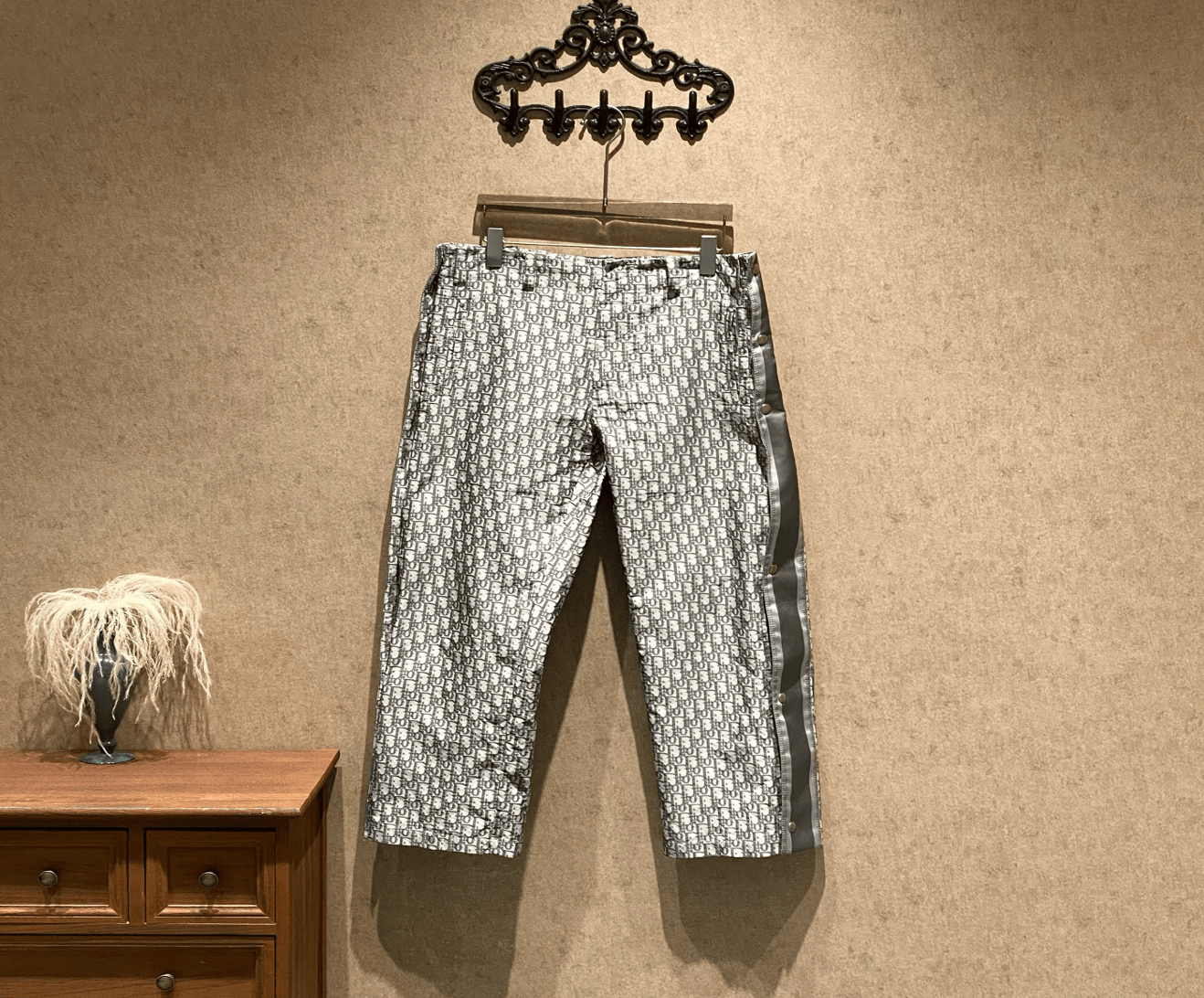 Dior Dior grey monogrammed all-over logo print trousers with side slogan and button closure / Size 38 / 99% new / 41339 SGC41339