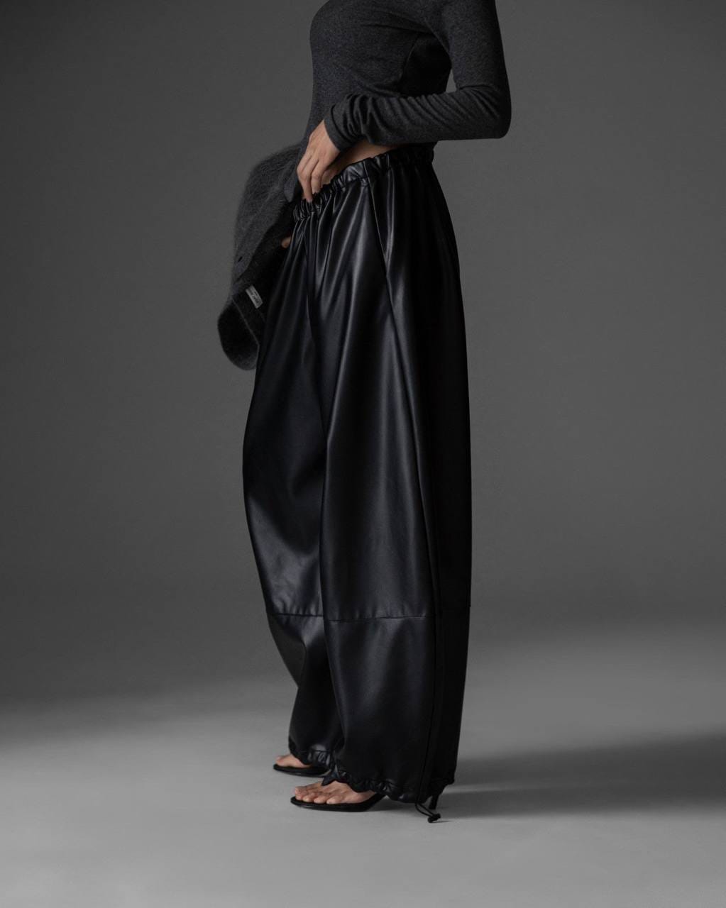 ESSENTIALS5IVE ELASTICATED WAIST BALOON LEATHER PANTS(بنطلون)