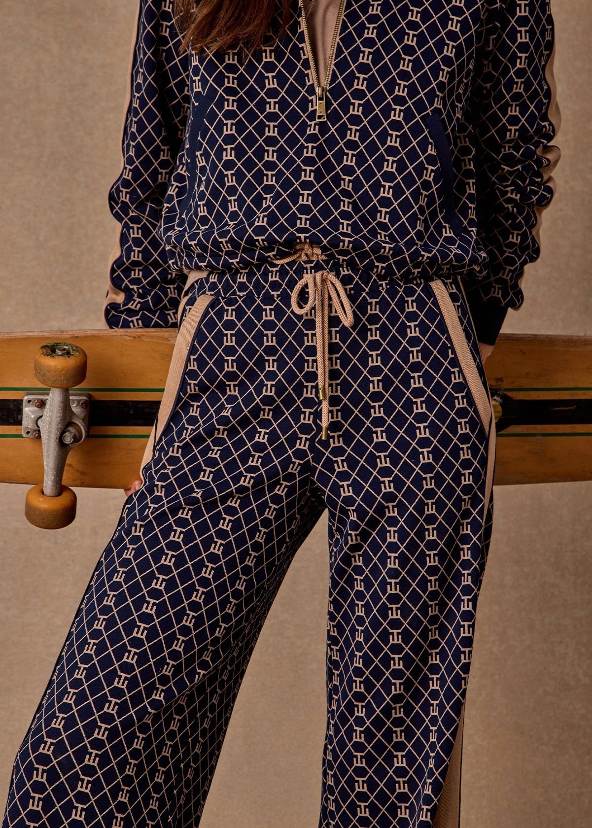 EZRA NOVA FLARE PANT| سروال EZRA NOVA FLARE PANT - Maison Clad