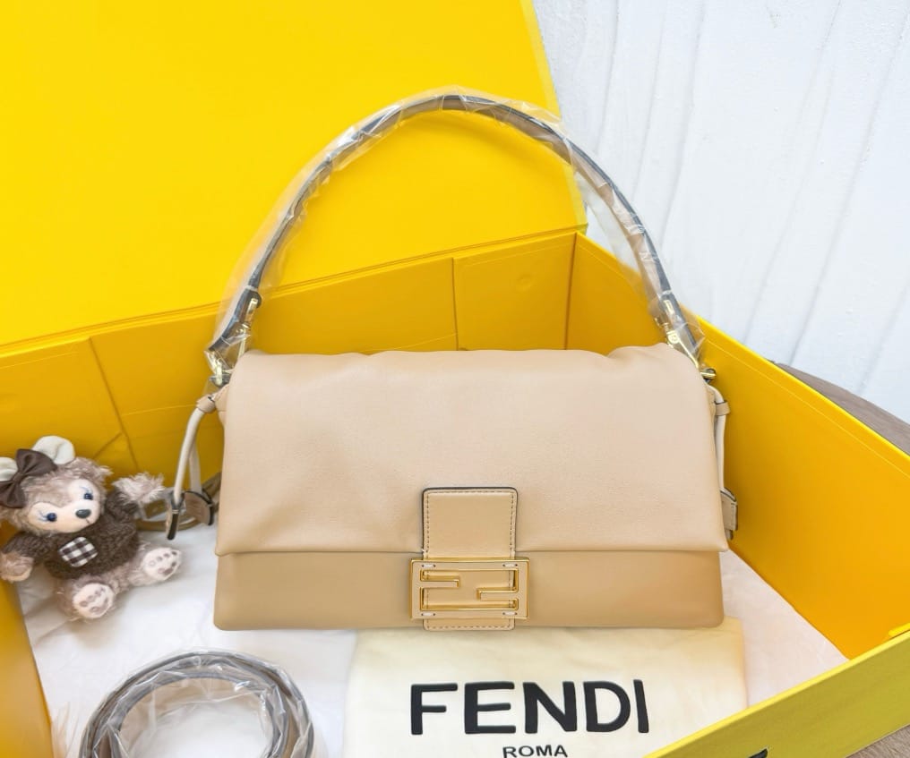 Fendi Fendi milk tea colored baguette handbag/shoulder bag 26 21378458