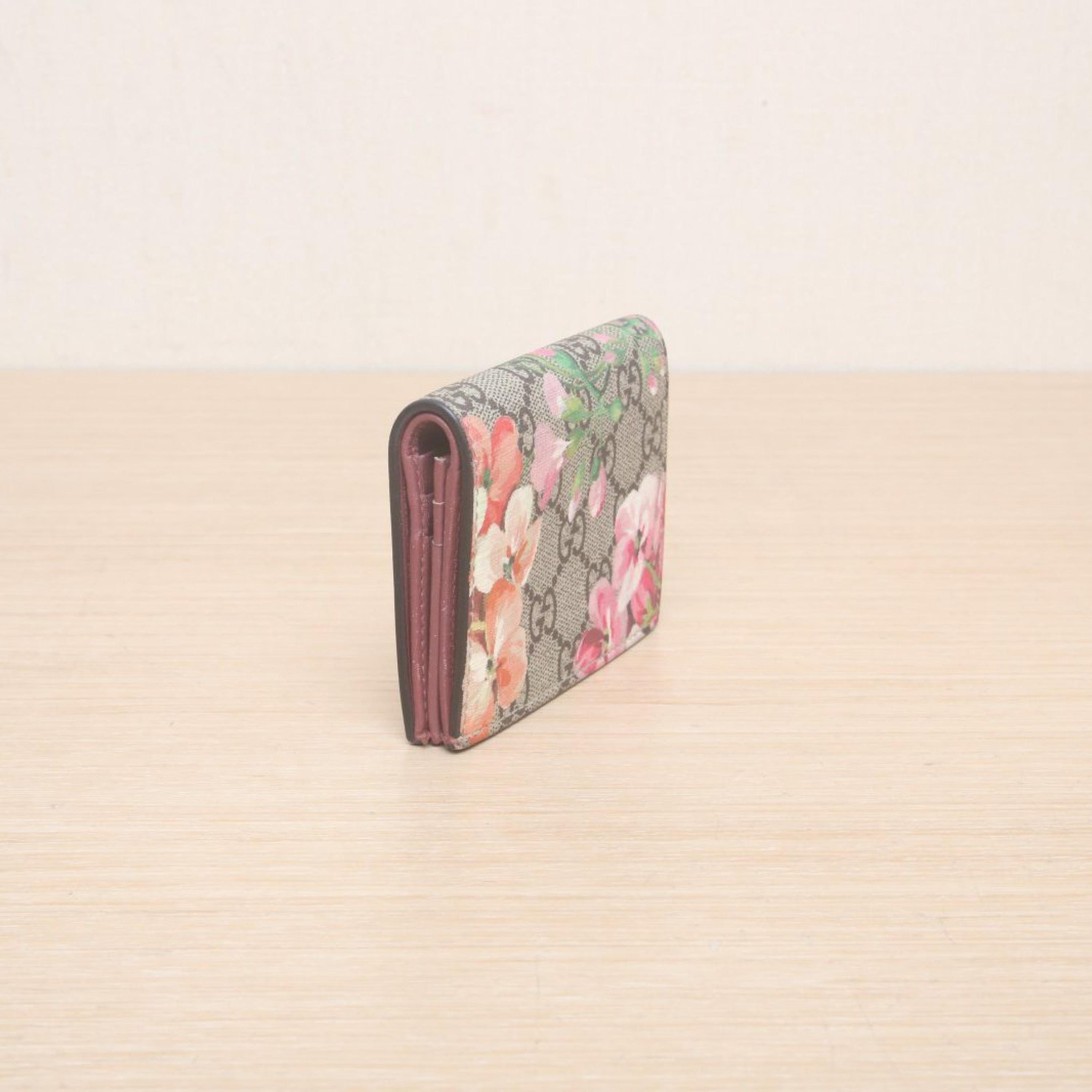 Gucci Gucci Ebony PVC Floral Print Wallet & Card Holder
No accessories ALC3156