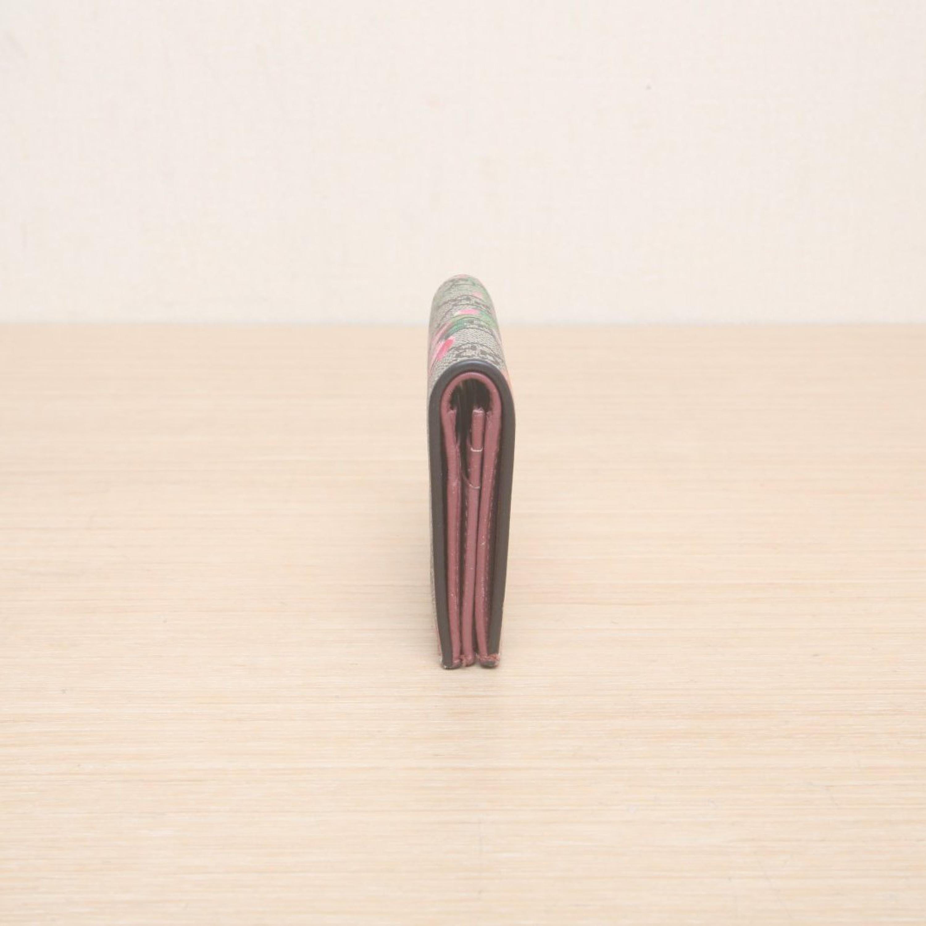 Gucci Gucci Ebony PVC Floral Print Wallet & Card Holder
No accessories ALC3156