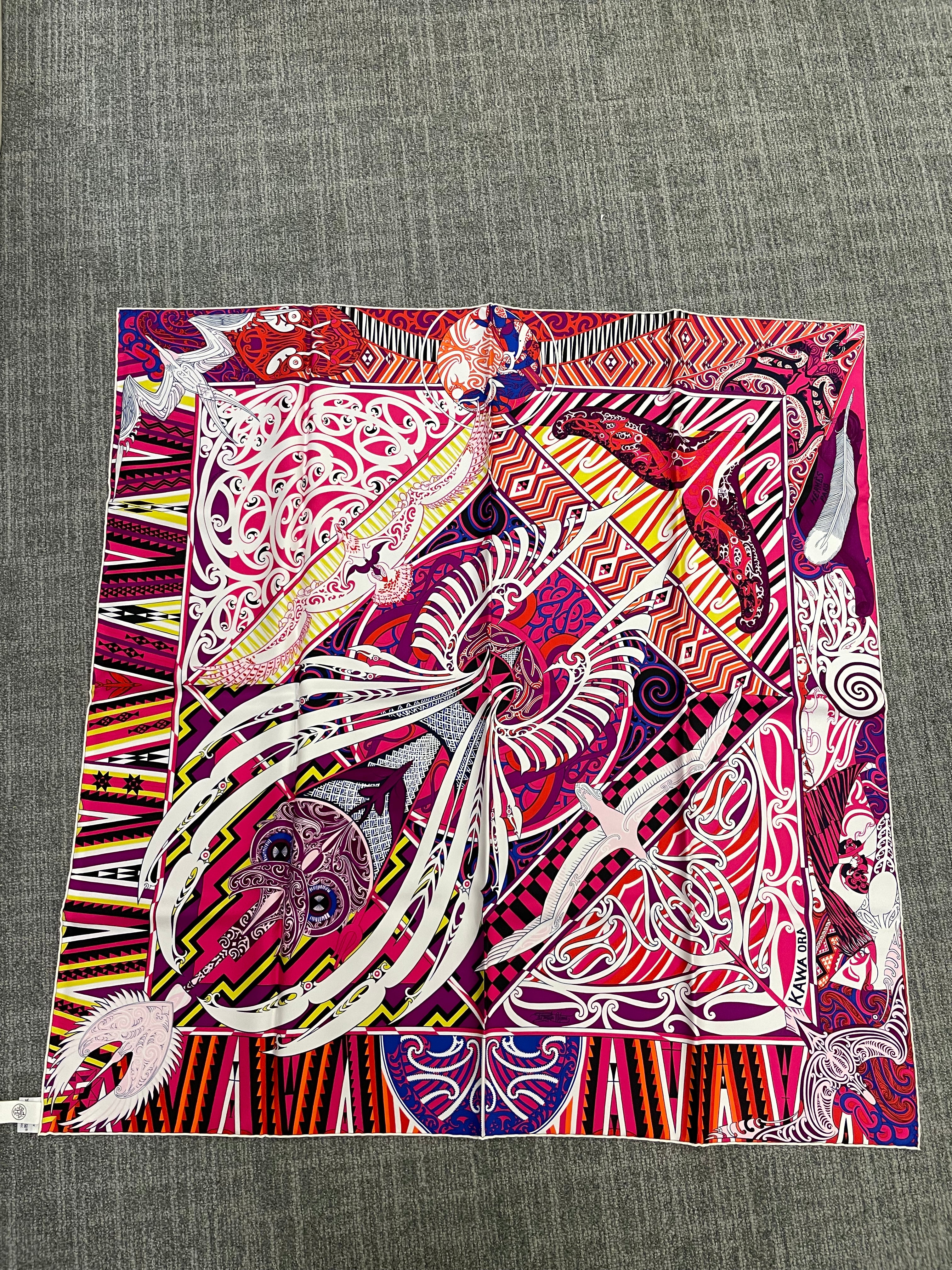 Hermès Hermès Silk 90-27 – Abstract Ribbon Collage in Magenta, Coral, and Ivory ALC3508