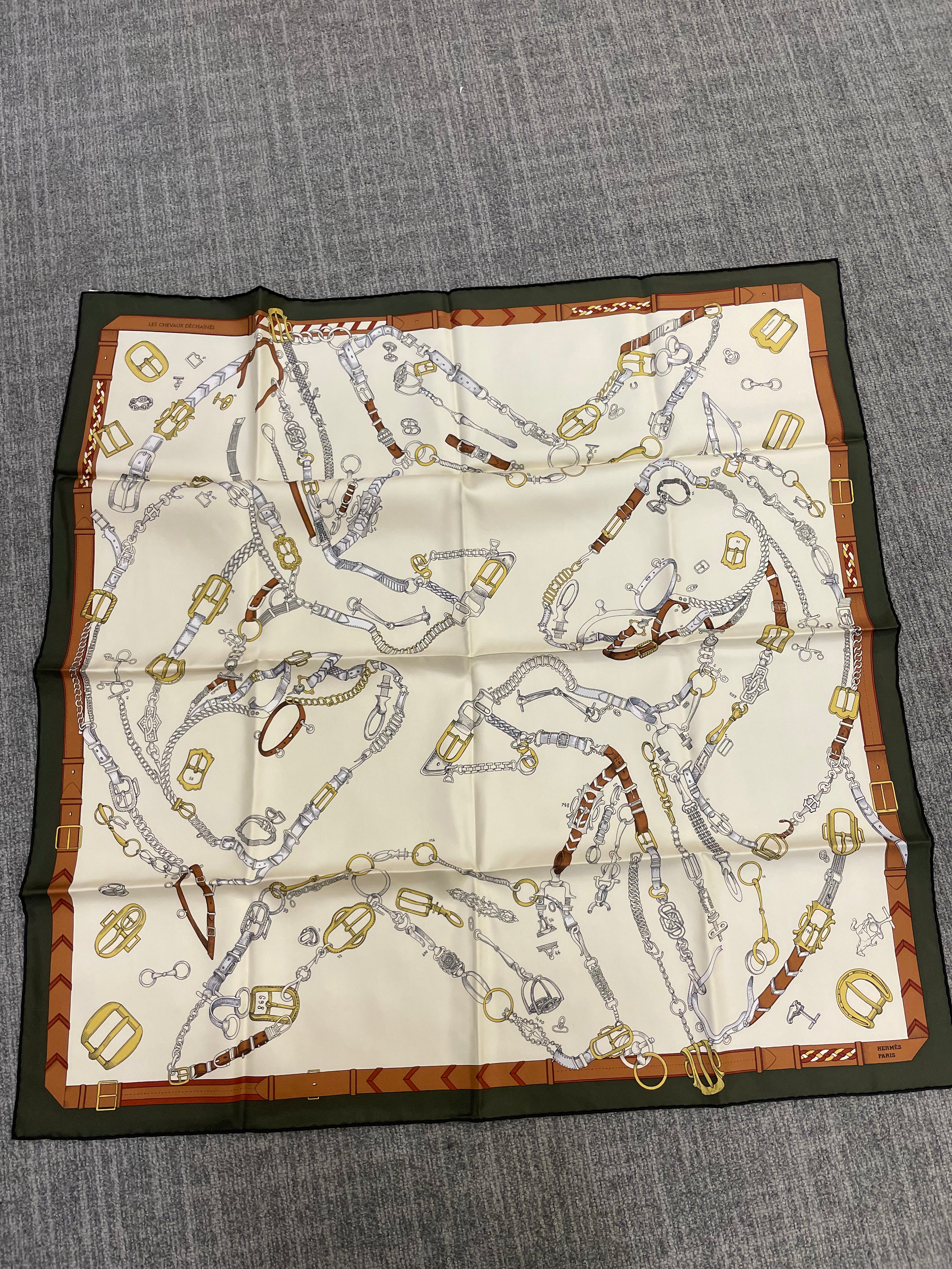 Hermès Hermès Silk 90-49 – Refined Chain and Bit Design in Ivory and Gold ALC3530