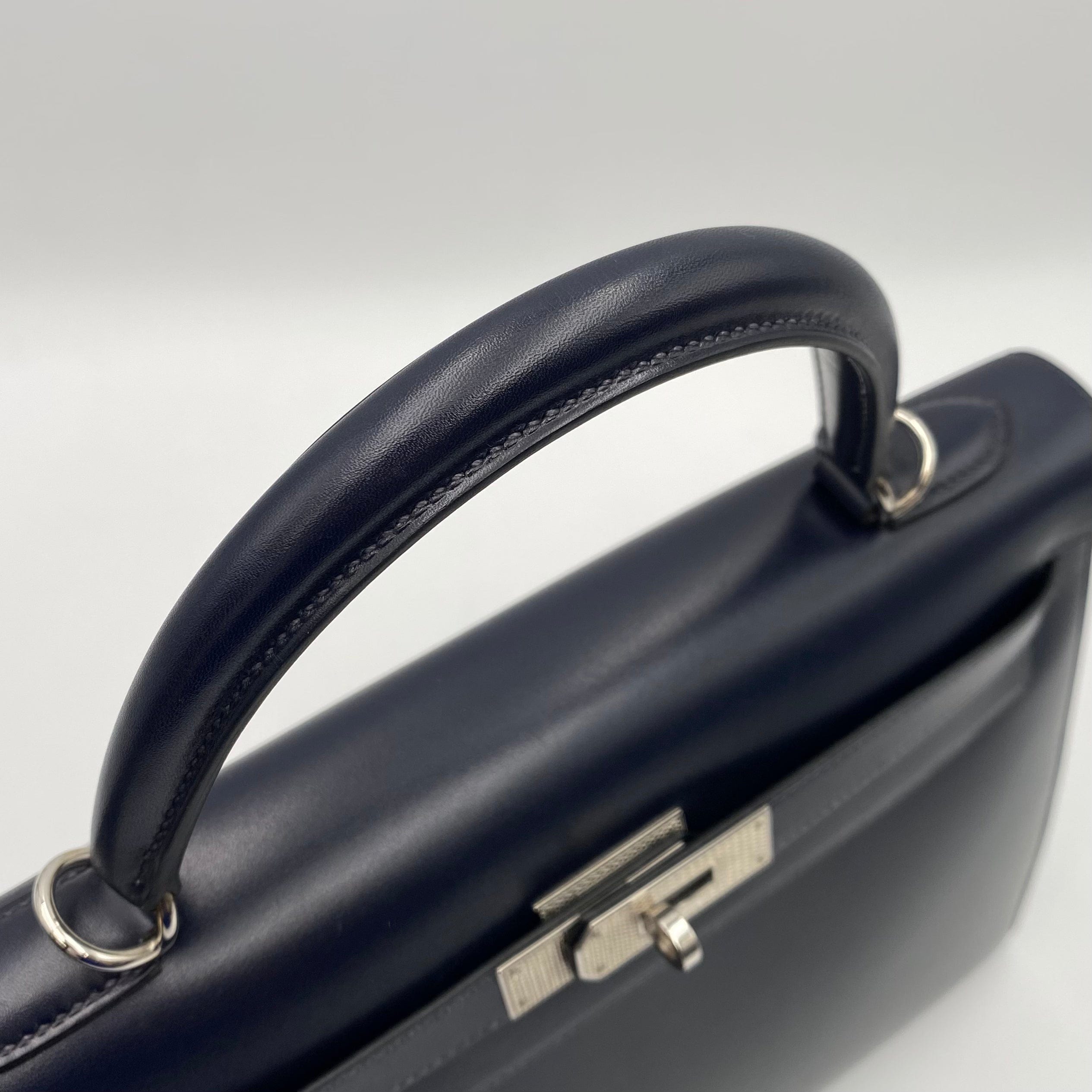 Hermès HERMES KELLY 32 SELLIER GUILLOCHE NAVY BOXCALF □G SHW 90221030