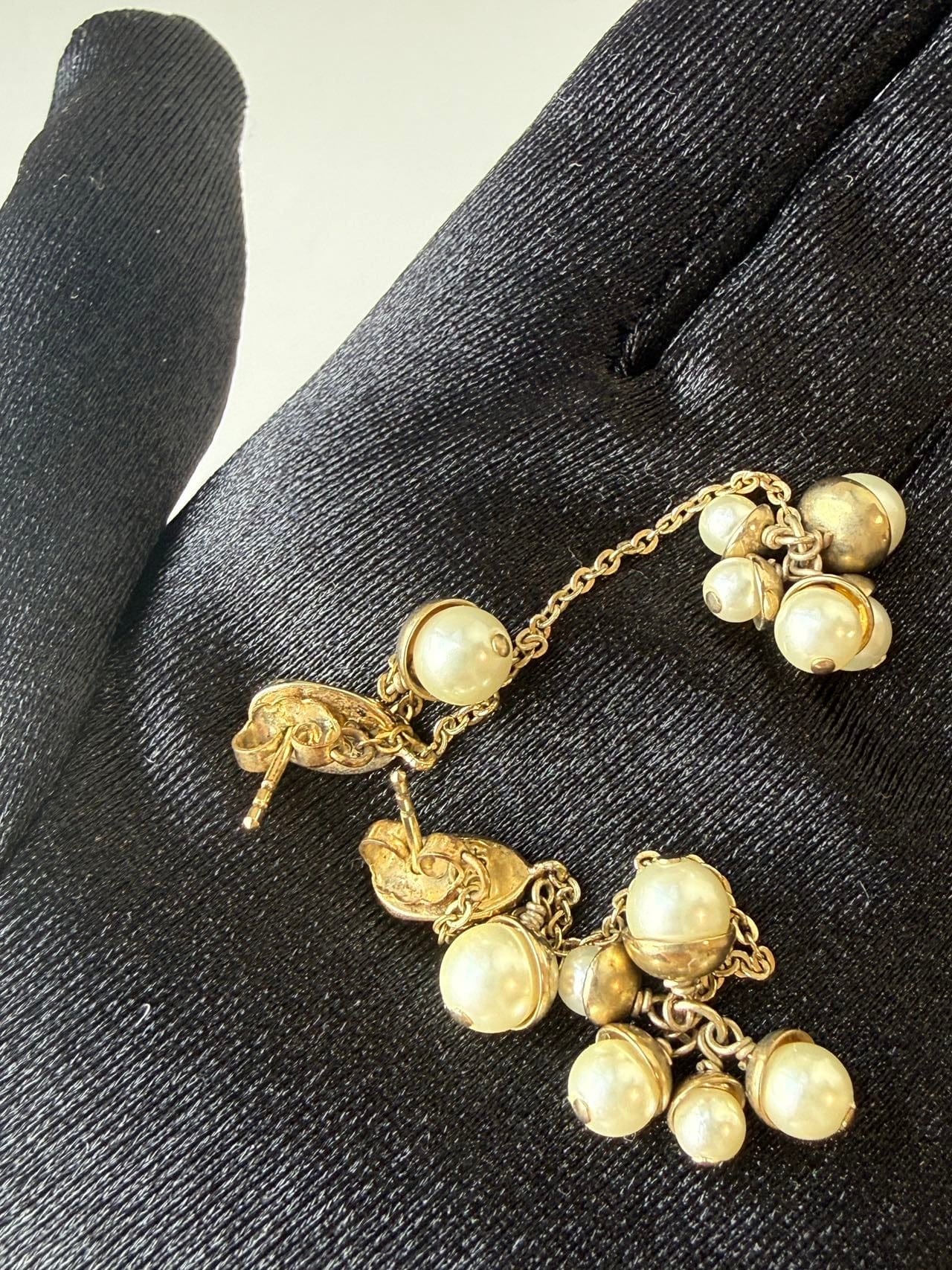 Iconn Boutique Dior Pearl Drop earring in Gold-Tone Metal