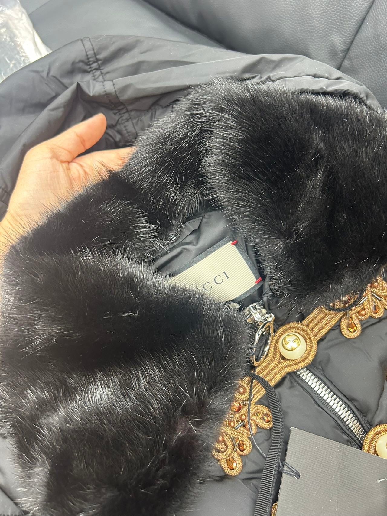 Iconn Boutique 全新Gucci的黑色珍珠扣盘扣拼接毛领羽绒服
