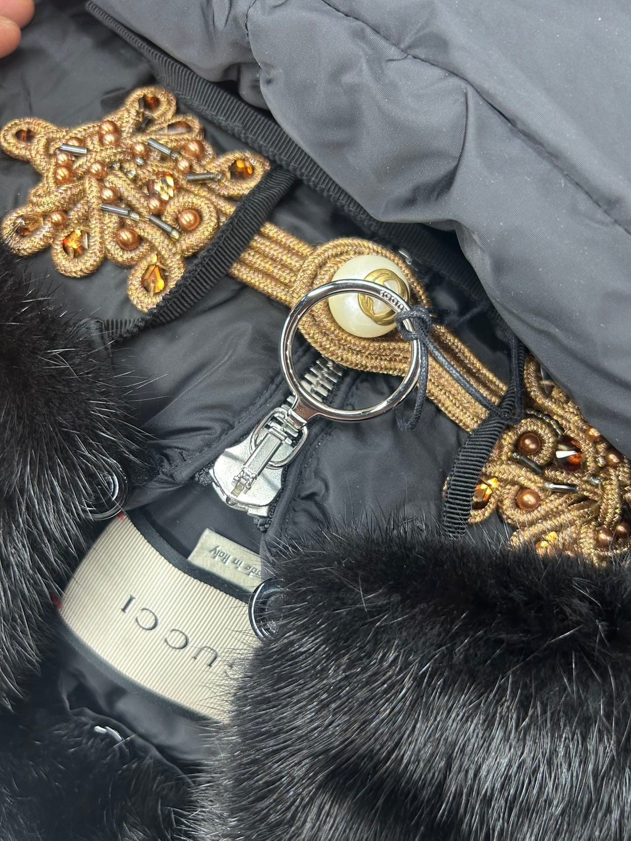 Iconn Boutique 全新Gucci的黑色珍珠扣盘扣拼接毛领羽绒服