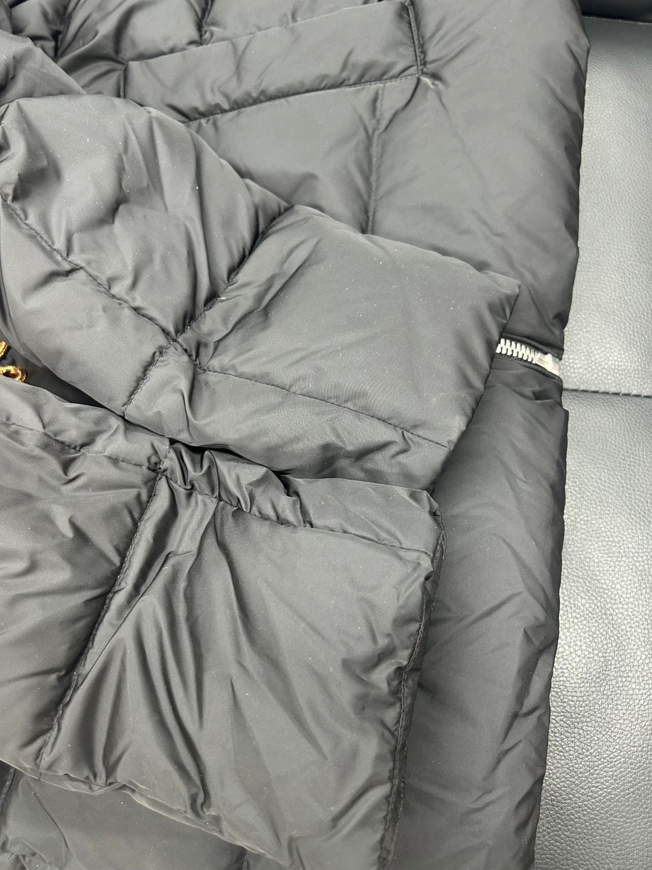 Iconn Boutique 全新Gucci的黑色珍珠扣盘扣拼接毛领羽绒服