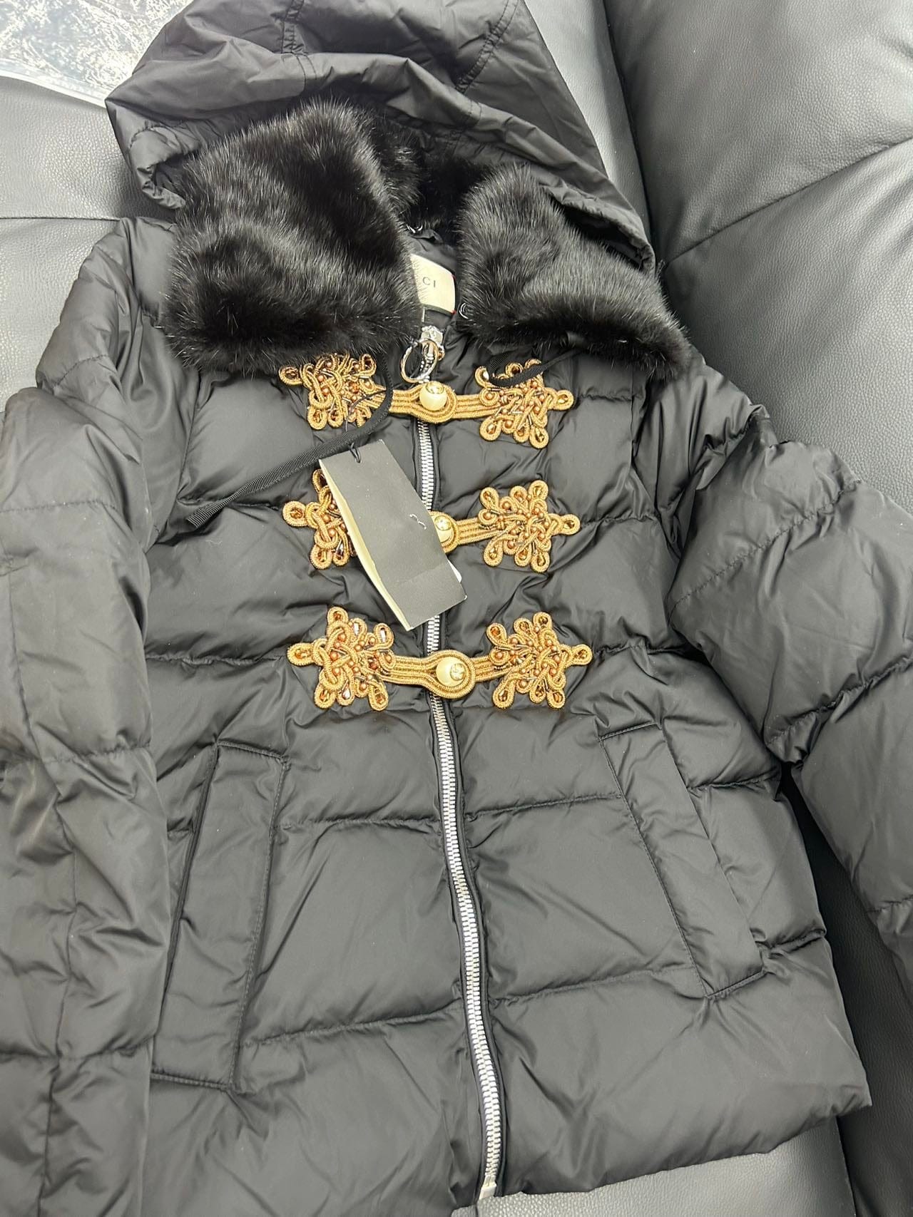 Iconn Boutique 全新Gucci的黑色珍珠扣盘扣拼接毛领羽绒服