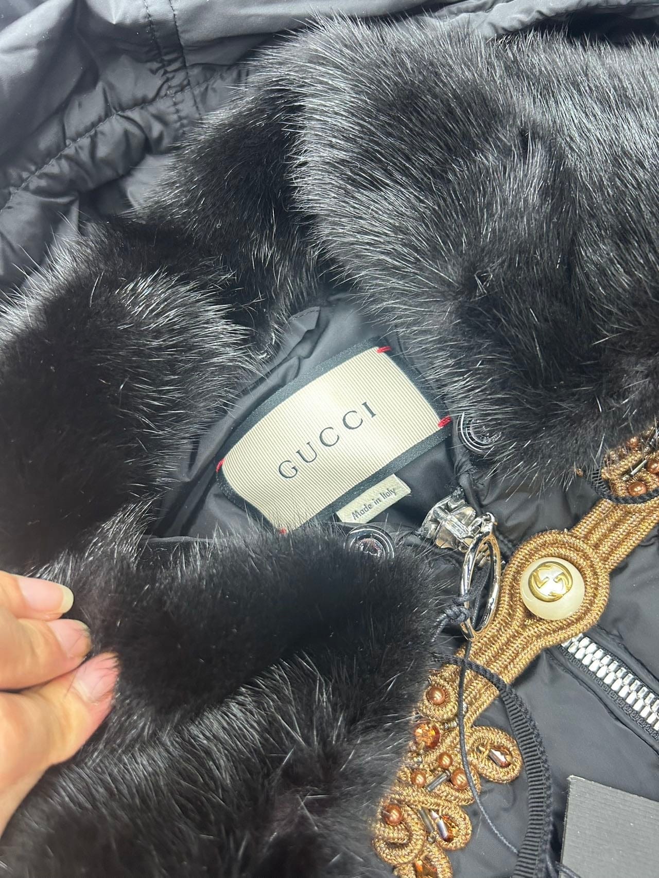 Iconn Boutique 全新Gucci的黑色珍珠扣盘扣拼接毛领羽绒服