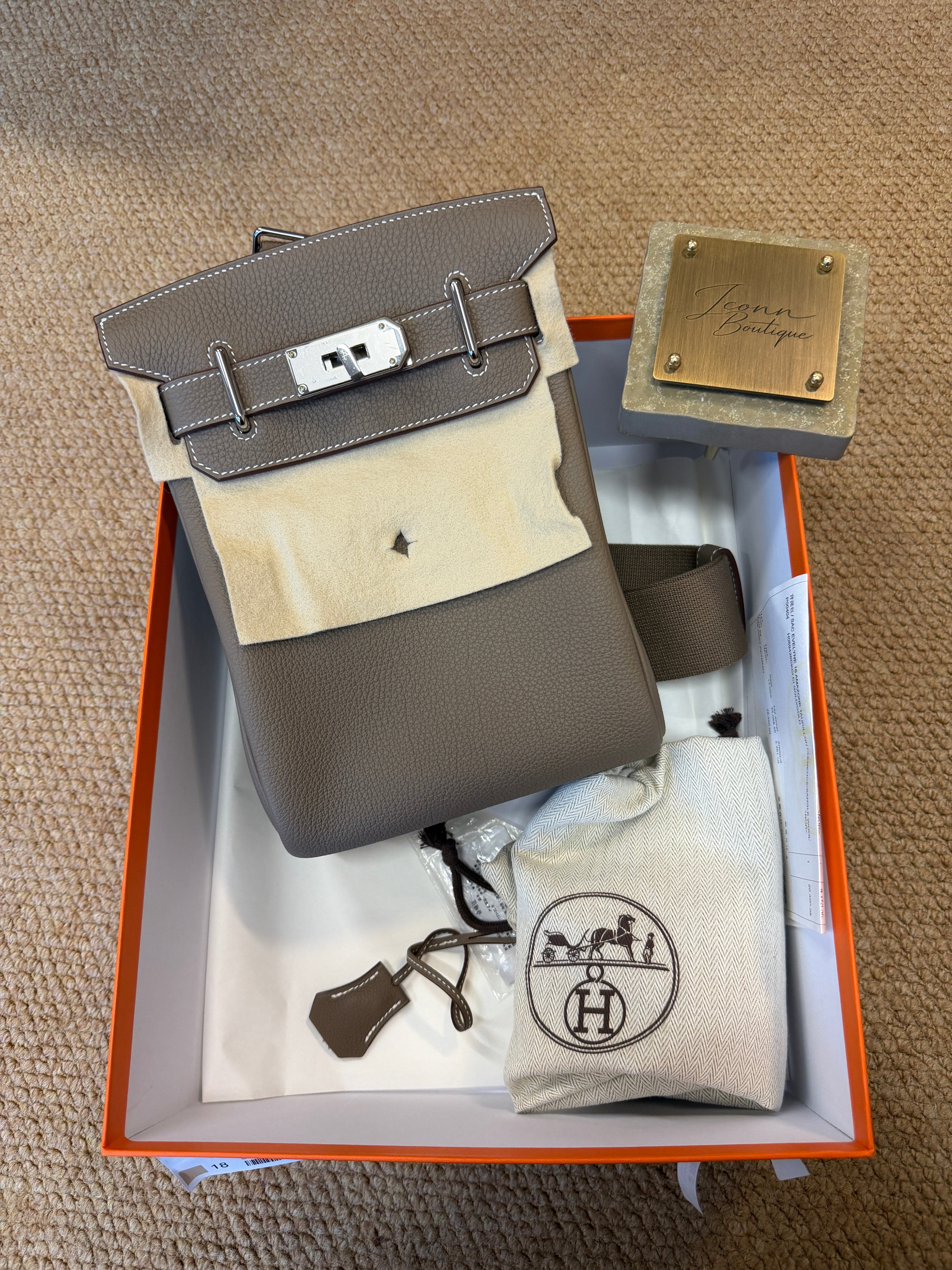 Iconn Boutique Hermès HAC à dos PM Etoupe Togo Leather Gold Hardware - Stamp W