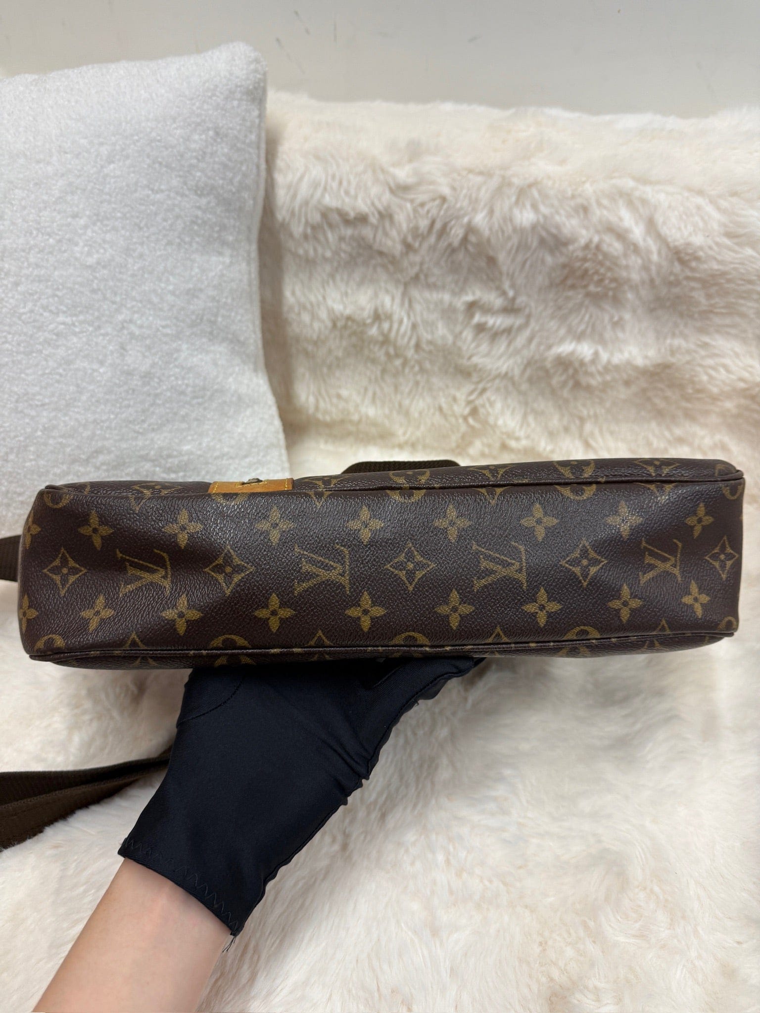 Iconn Boutique Louis Vuitton Monogram Canvas Shoulder Bag