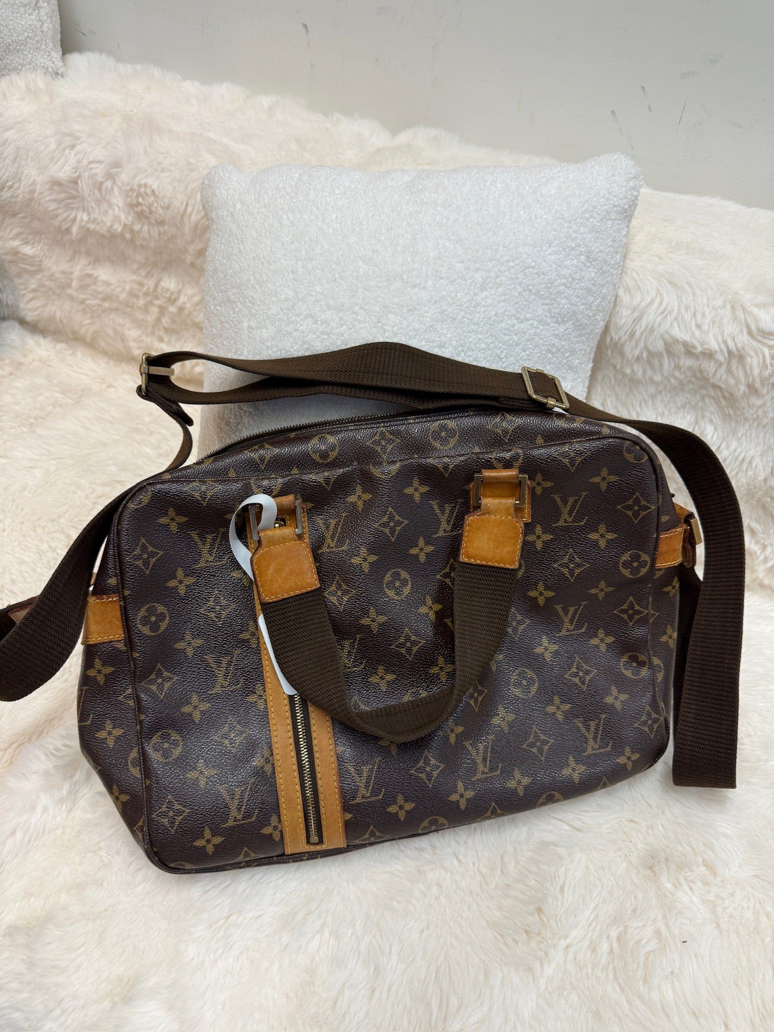 Iconn Boutique Louis Vuitton Monogram Canvas Shoulder Bag