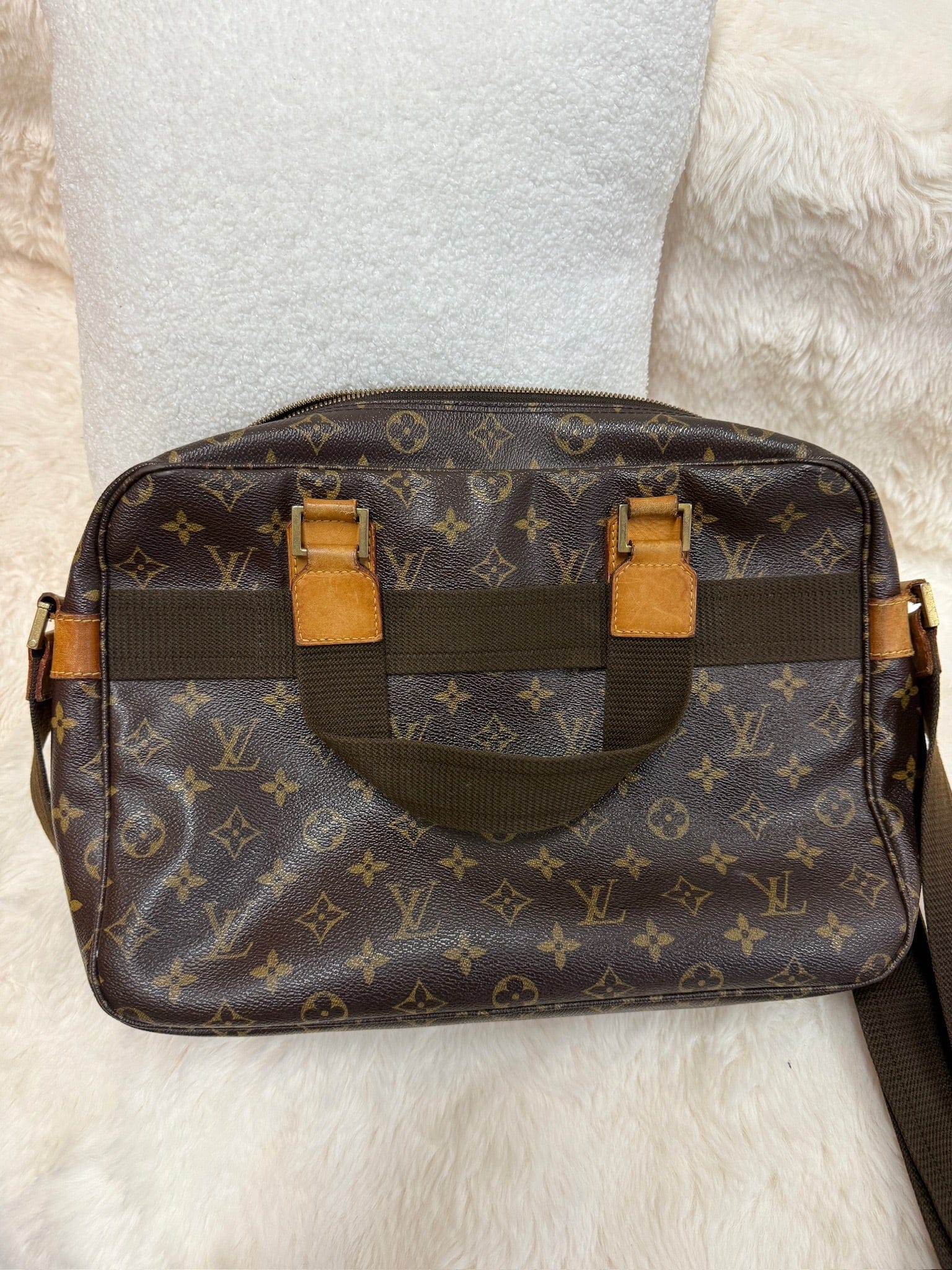 Iconn Boutique Louis Vuitton Monogram Canvas Shoulder Bag