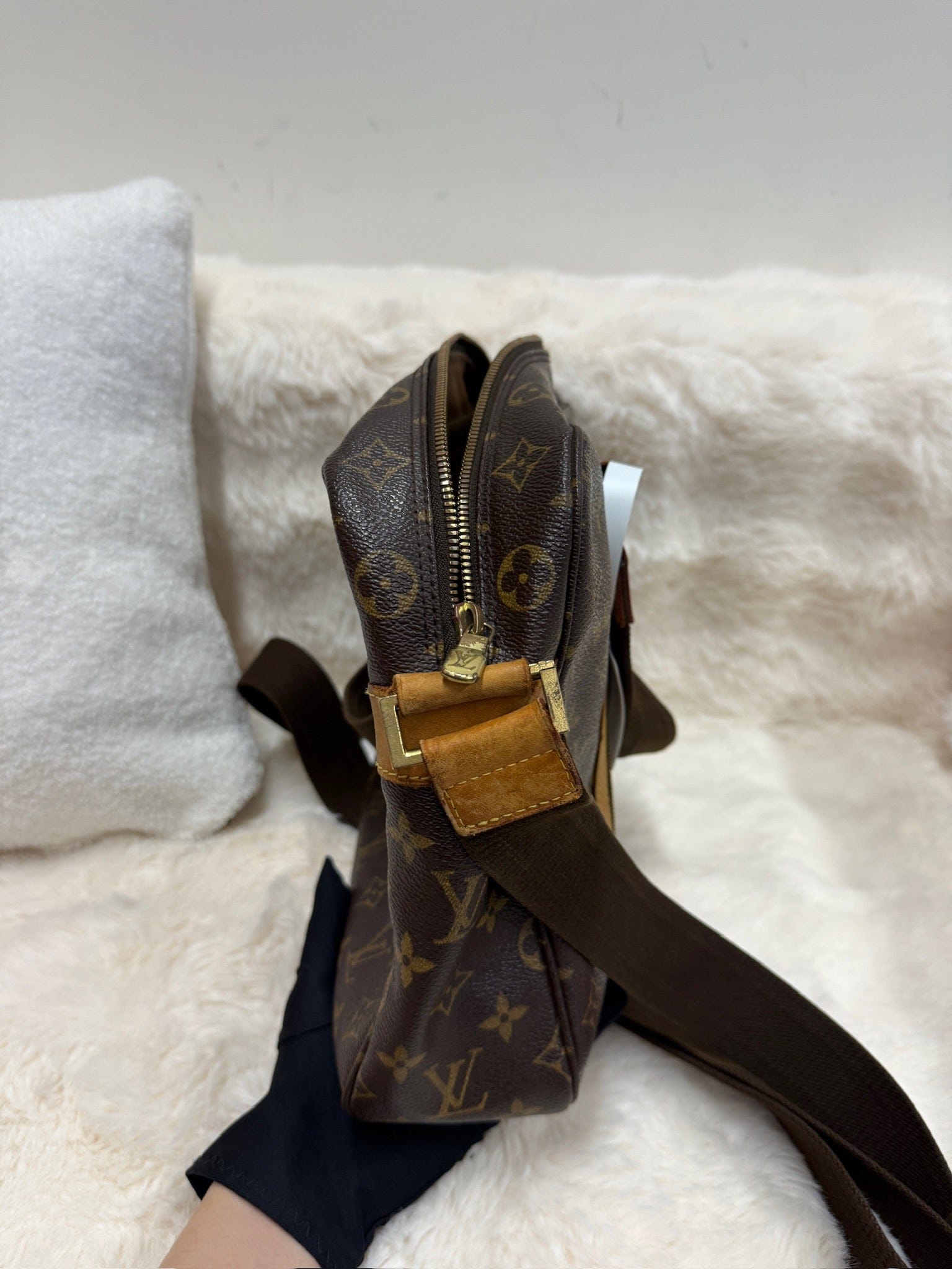 Iconn Boutique Louis Vuitton Monogram Canvas Shoulder Bag