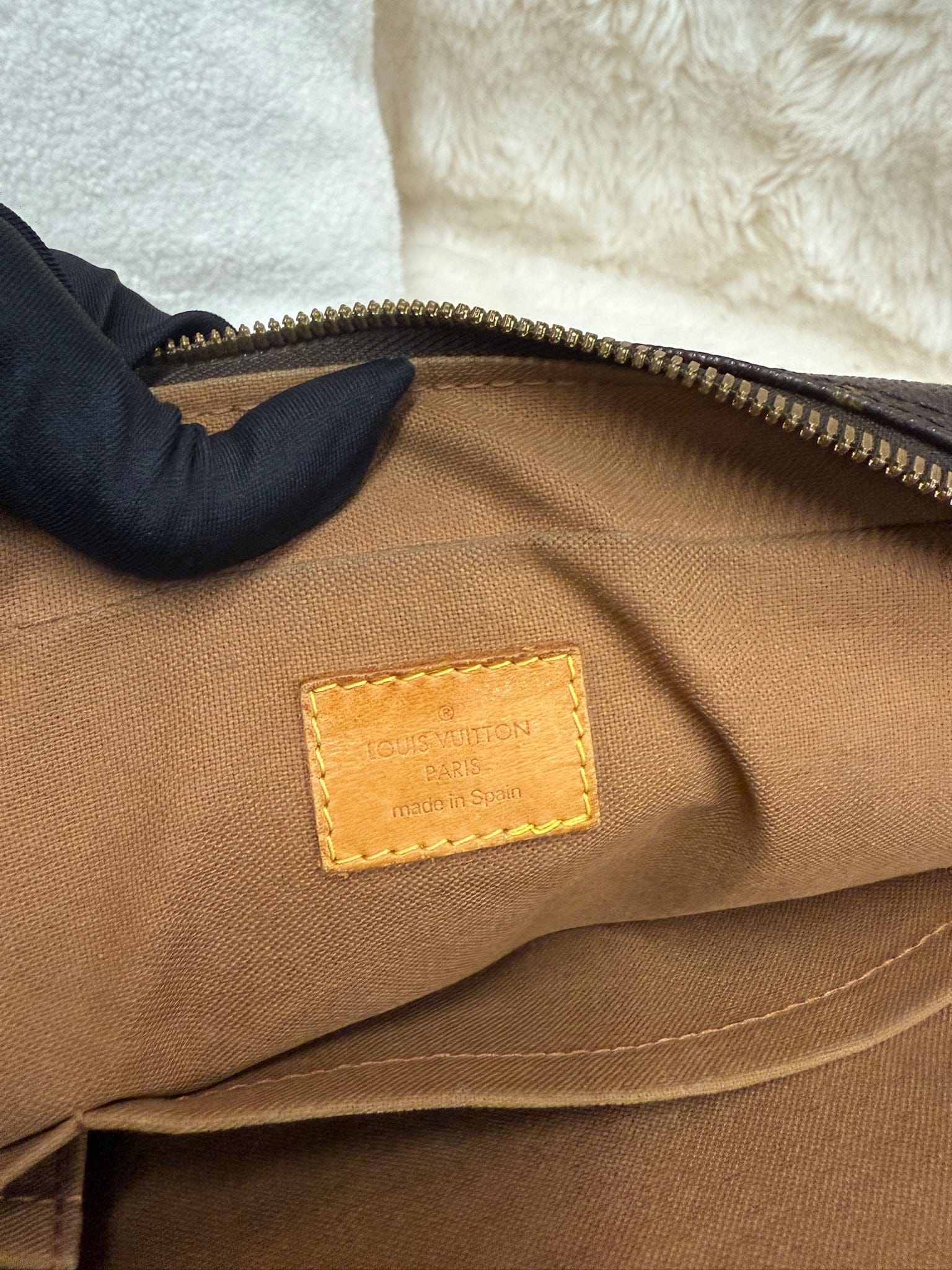 Iconn Boutique Louis Vuitton Monogram Canvas Shoulder Bag