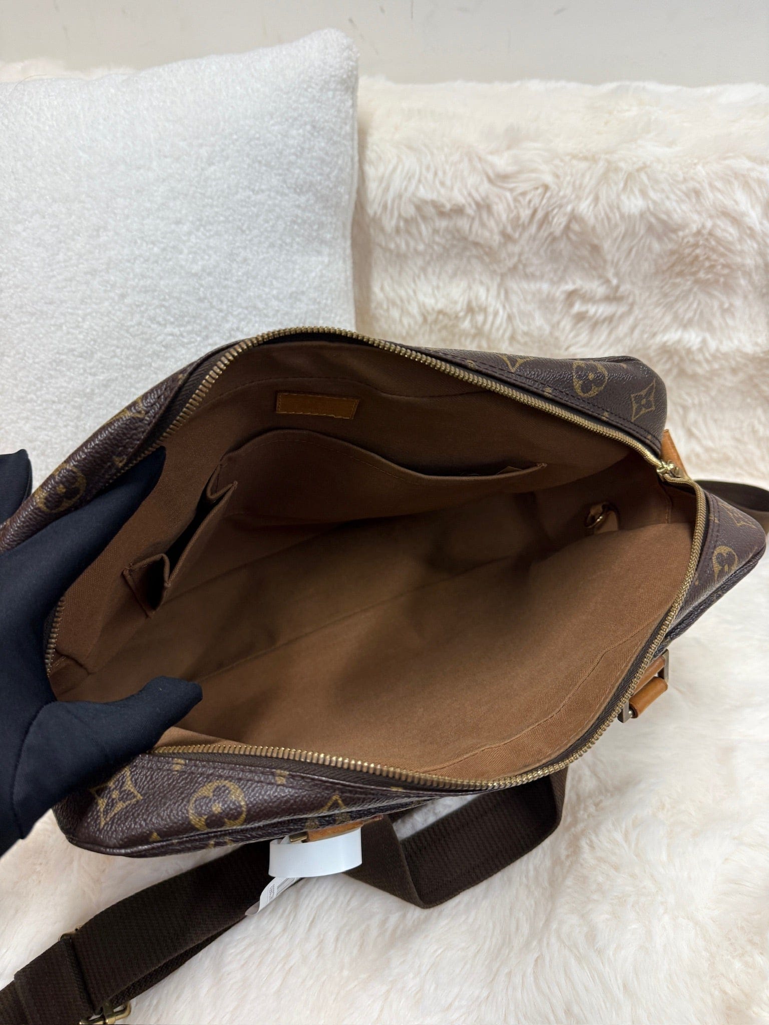 Iconn Boutique Louis Vuitton Monogram Canvas Shoulder Bag