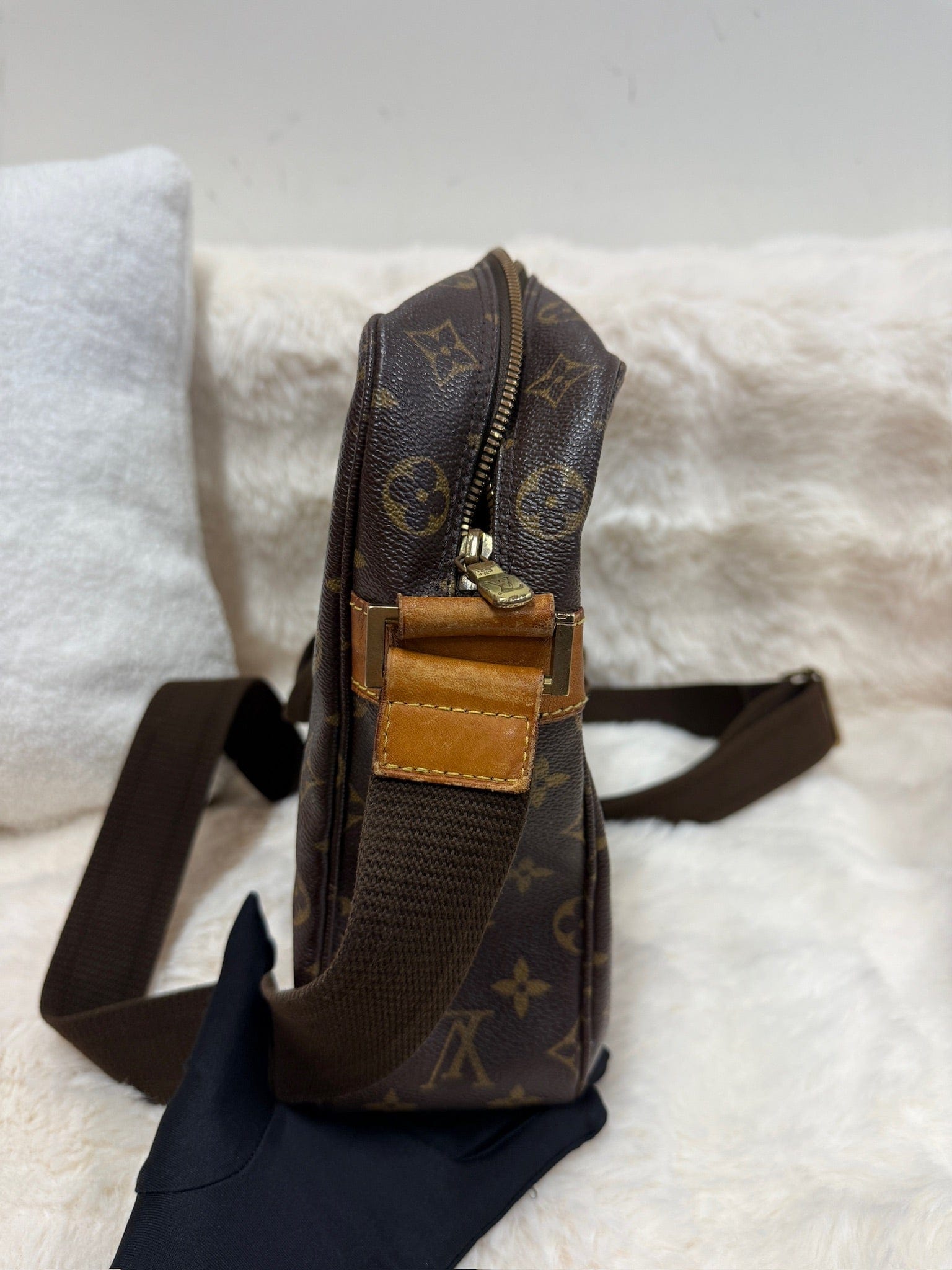 Iconn Boutique Louis Vuitton Monogram Canvas Shoulder Bag