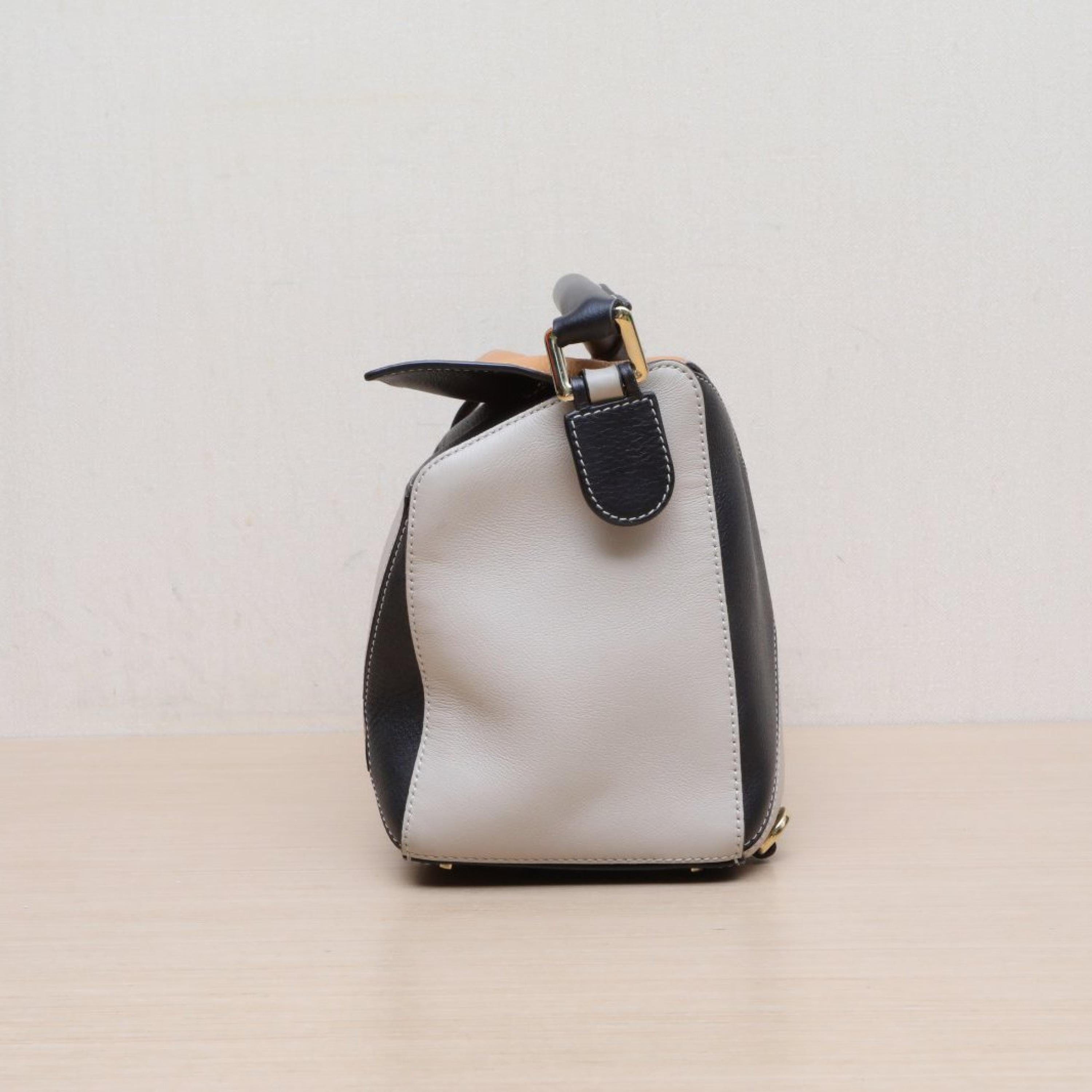 Loewe Loewe Puzzle 29 Geometric Bag Medium Colorblock Leather C
Original dust bag, shopping ticket, shoulder strap ALC3150