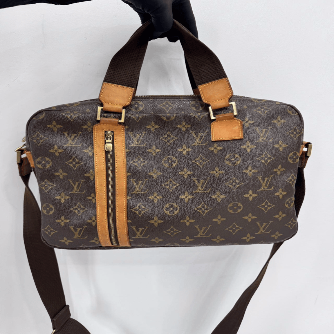 Louis Vuitton Louis Vuitton bag AKC0553