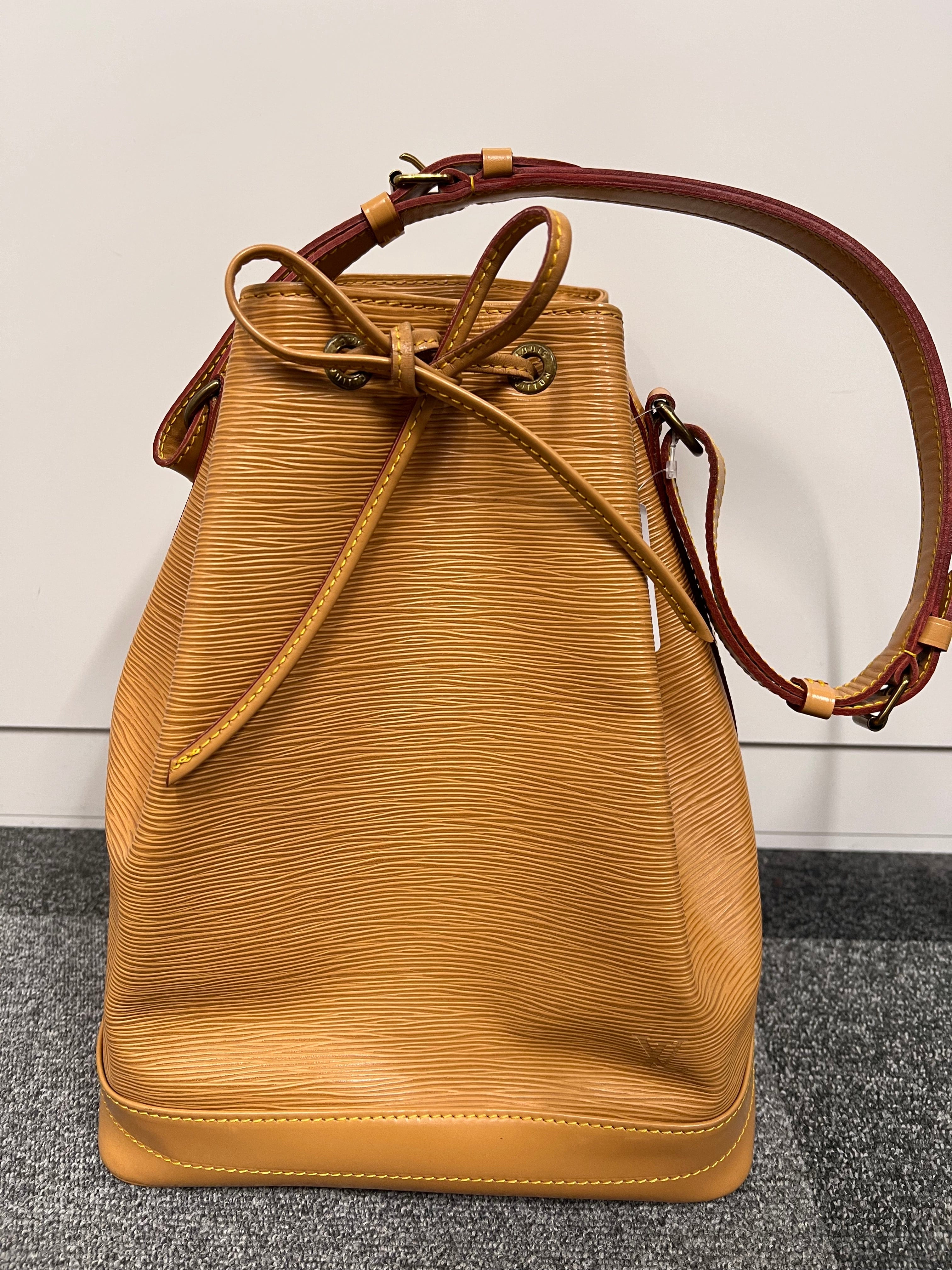 LOUIS VUITTON LOUIS VUITTON M44009 Epi Noe Beige B0908TP73G