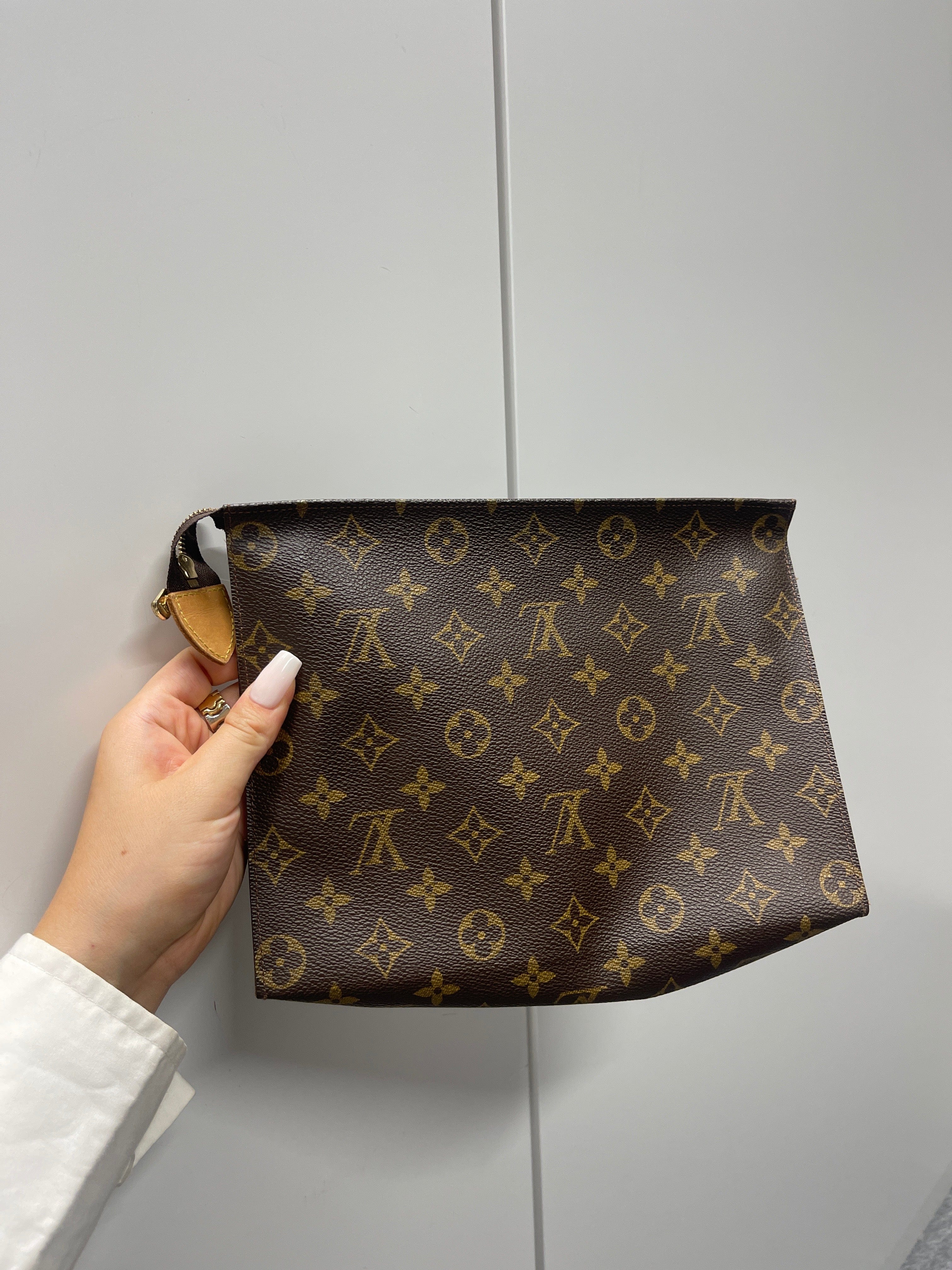 LOUIS VUITTON M47542 Poche Toilette 26 B0720WTZFV – Luxury Promise