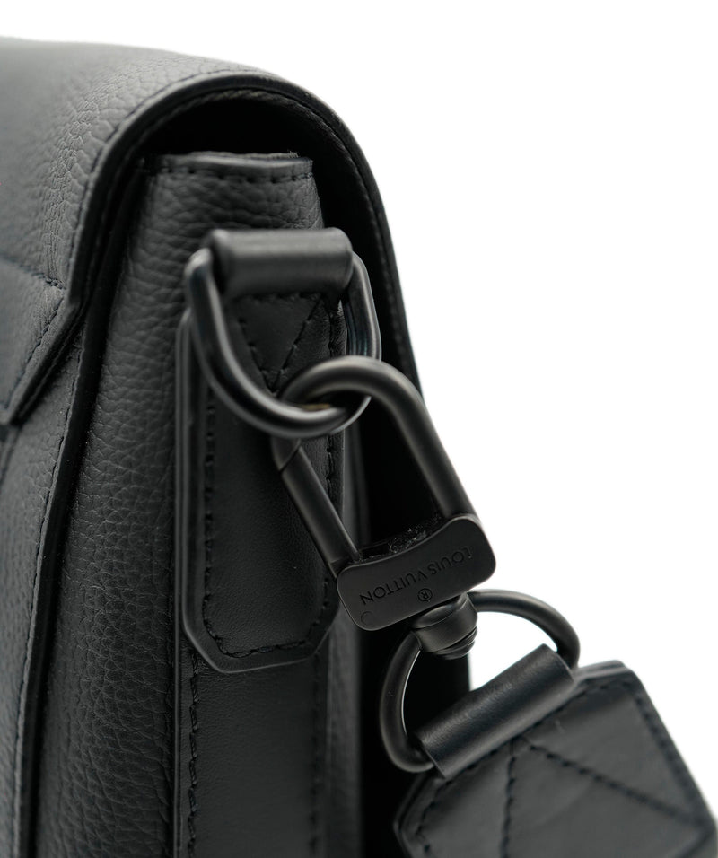 Louis Vuitton - Takeoff Messenger - Leather - Black - Men - Luxury