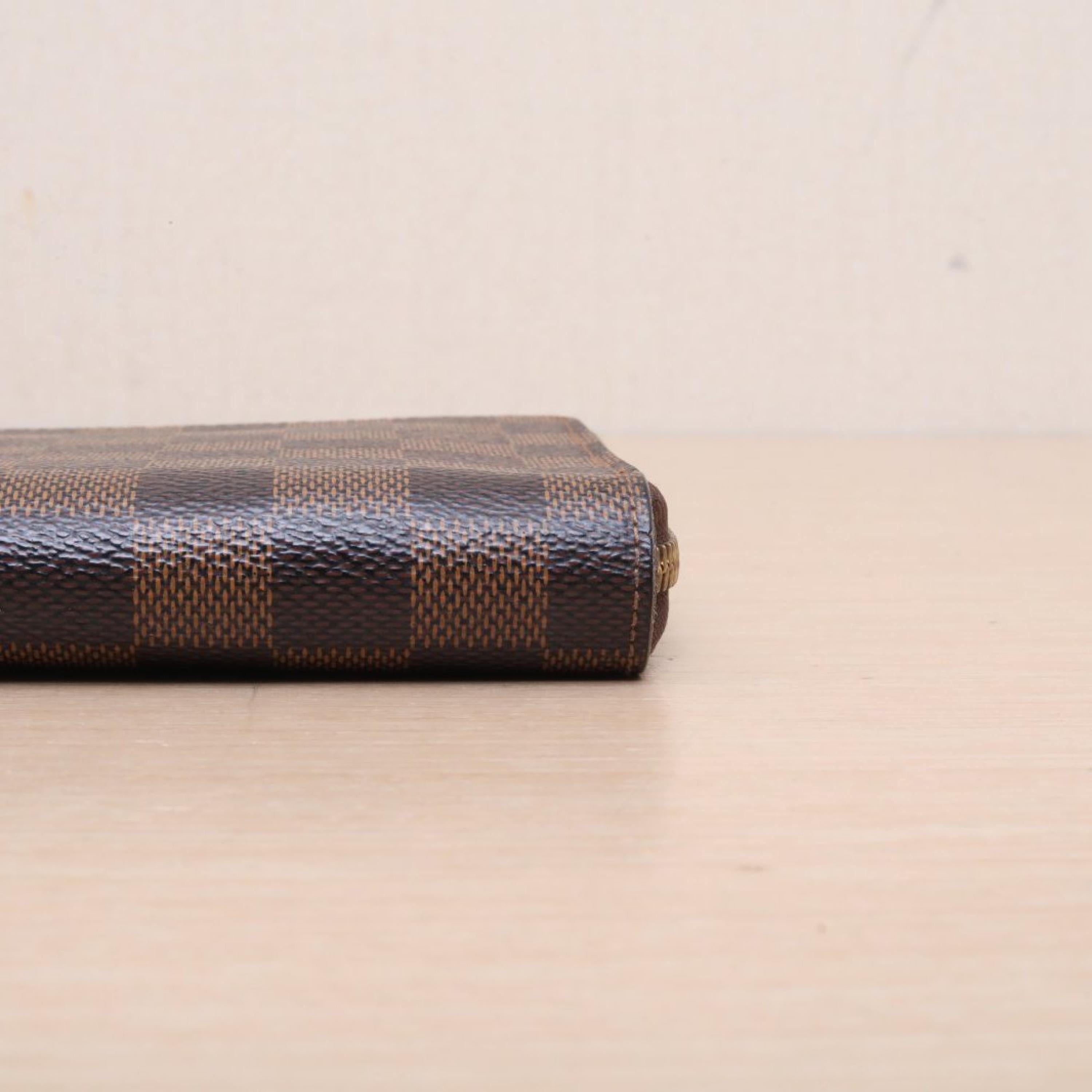 Louis Vuitton Louis Vuitton Brown Checkerboard PVC 2012 Long Zip-Around Checkerboard Wallet
No accessories ALC3155