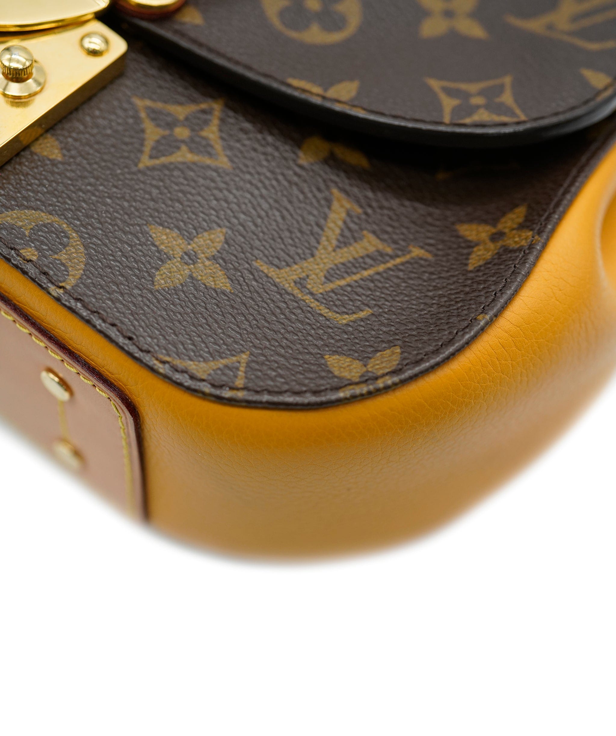 Louis Vuitton Louis Vuitton Monogram Crossbody Bag  ALC1622