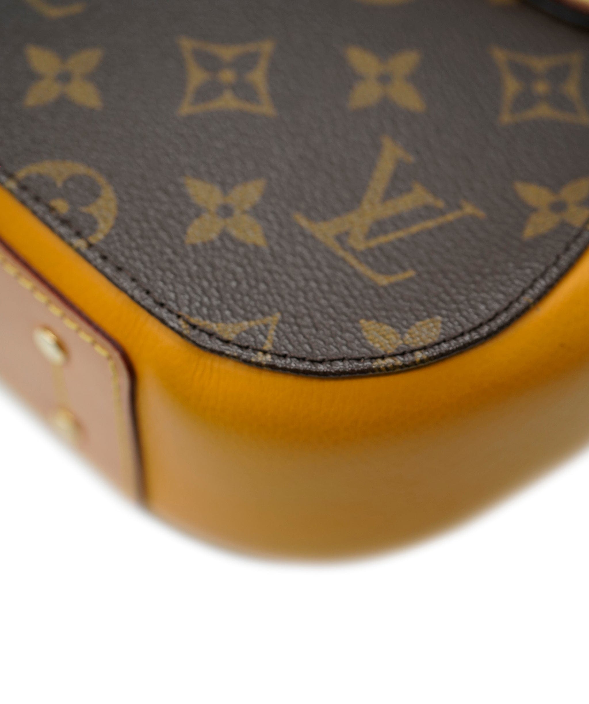 Louis Vuitton Louis Vuitton Monogram Crossbody Bag  ALC1622