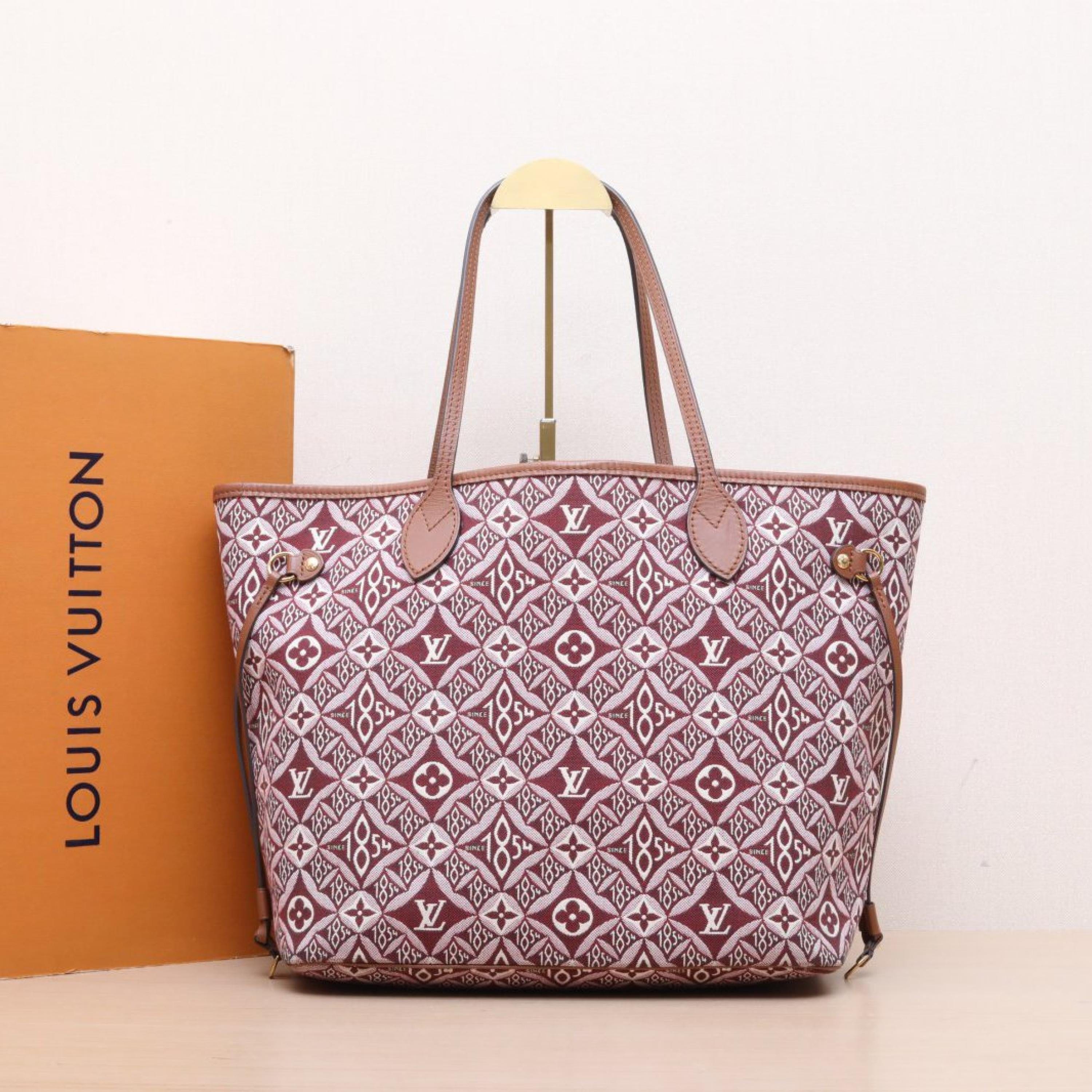 Louis Vuitton Louis Vuitton Neverfull Medium 31 Gamete Bag Red Brown PVC Silver Buckle 2020 1854 Print
sub-bag ALC3183