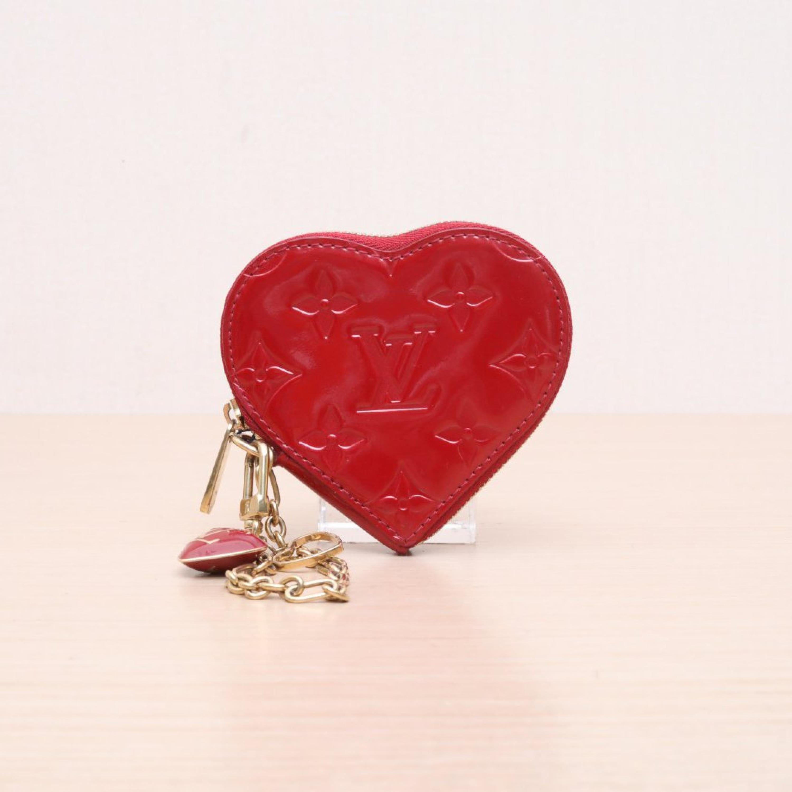 Louis Vuitton Louis Vuitton Red Patent Leather Heart Coin Purse
No accessories ALC3162