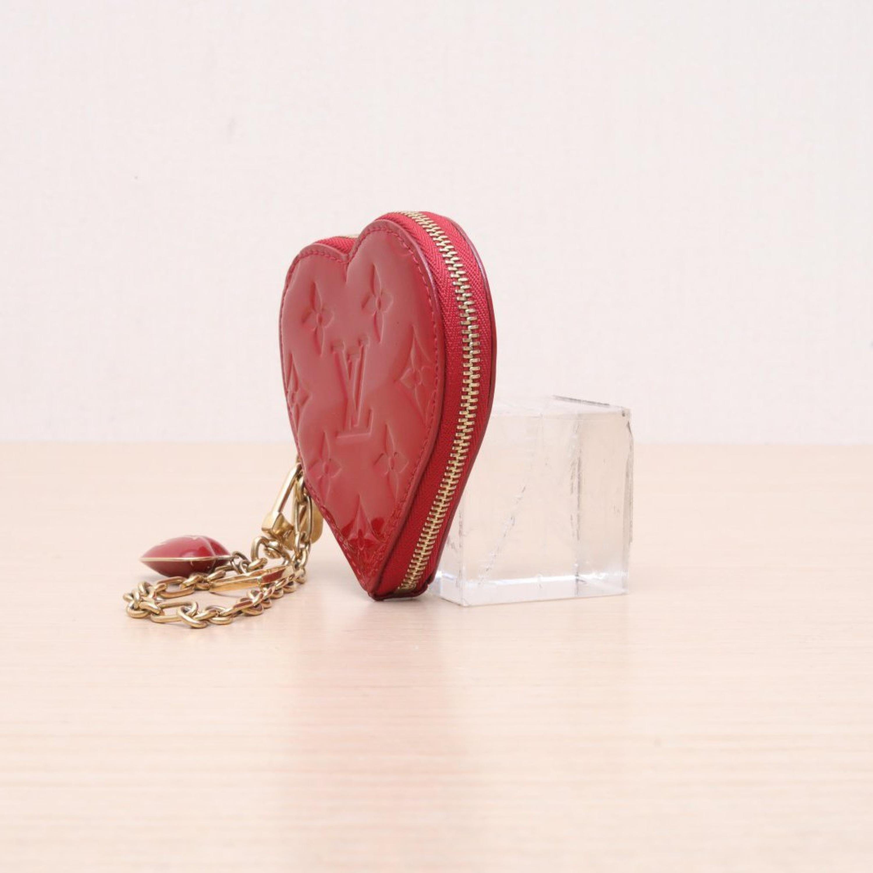 Louis Vuitton Louis Vuitton Red Patent Leather Heart Coin Purse
No accessories ALC3162