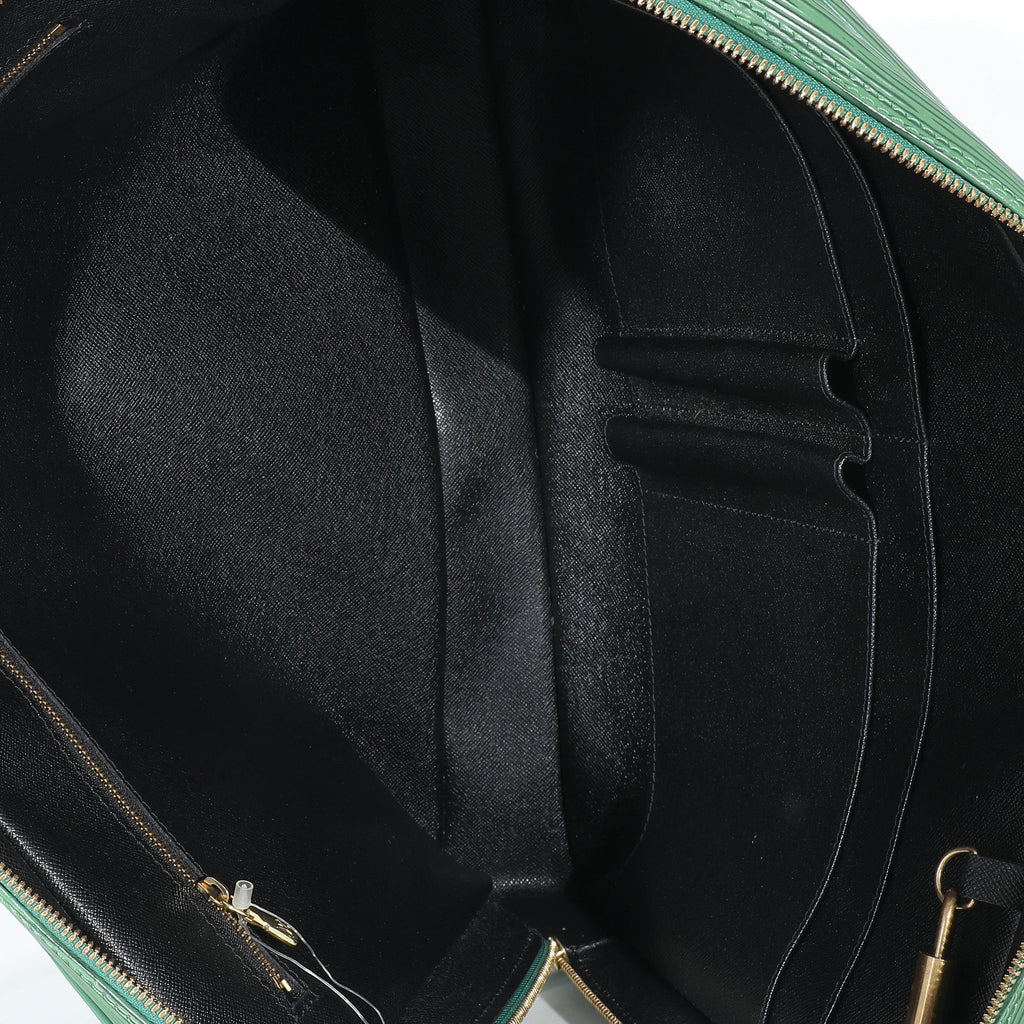 Louis Vuitton - Authenticated Porte Documents Voyage Handbag - Leather Green Plain for Women, Very Good Condition