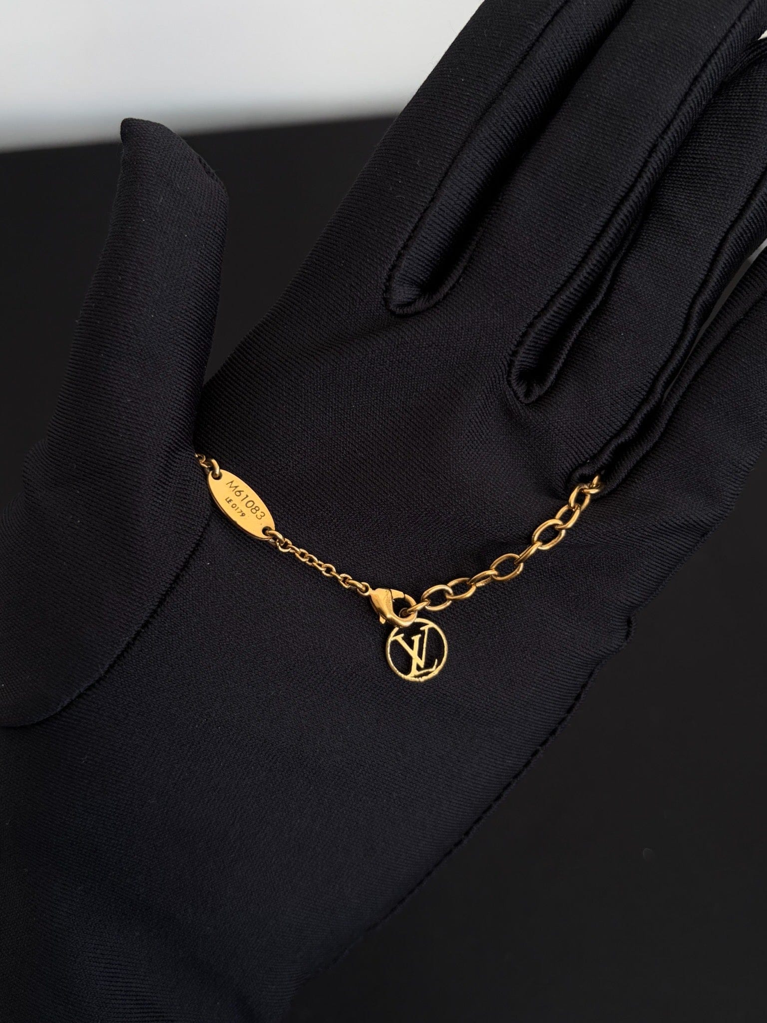 Louis Vuitton Louis Vuitton Gold Essential V Necklace