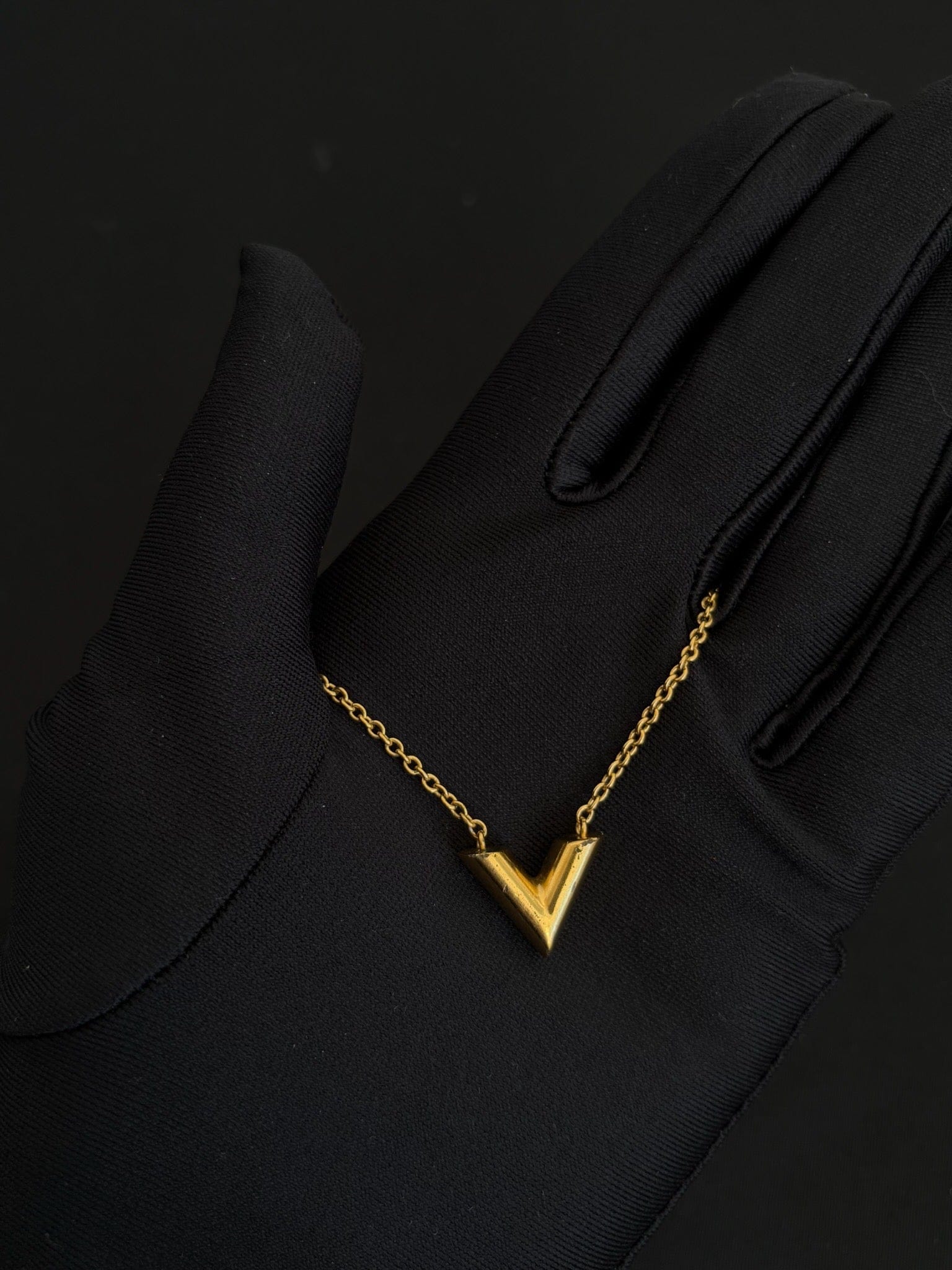 Louis Vuitton Louis Vuitton Gold Essential V Necklace