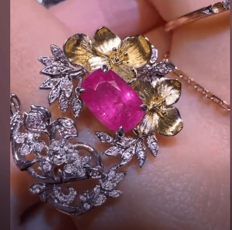 Luxury Promise 1.27ct spinel with diamonds - 18k gold