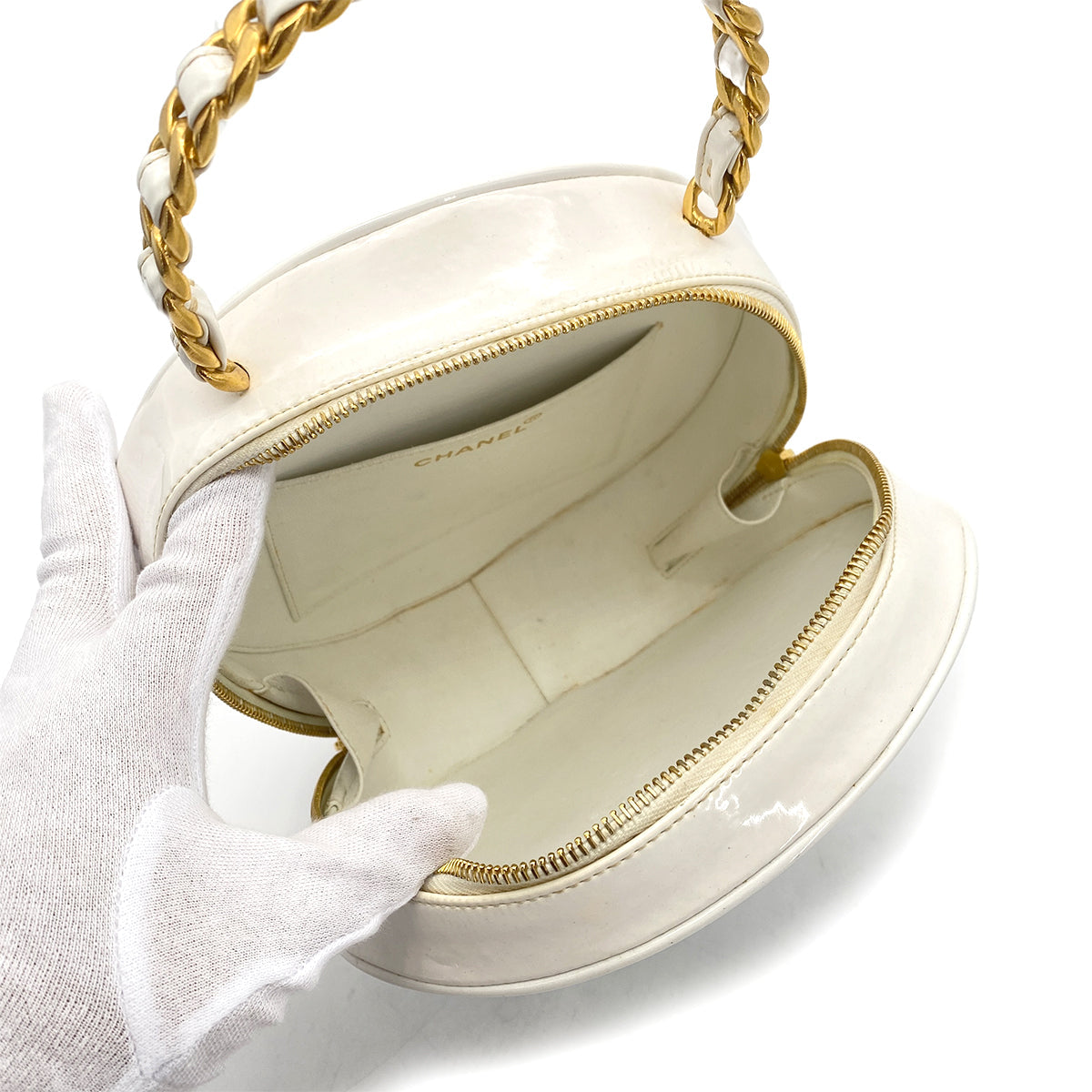 LUXURY PROMISE CHANEL VINTAGE ROUND VANITY HAND BAG WHITE BLACK ENAMEL 90260133