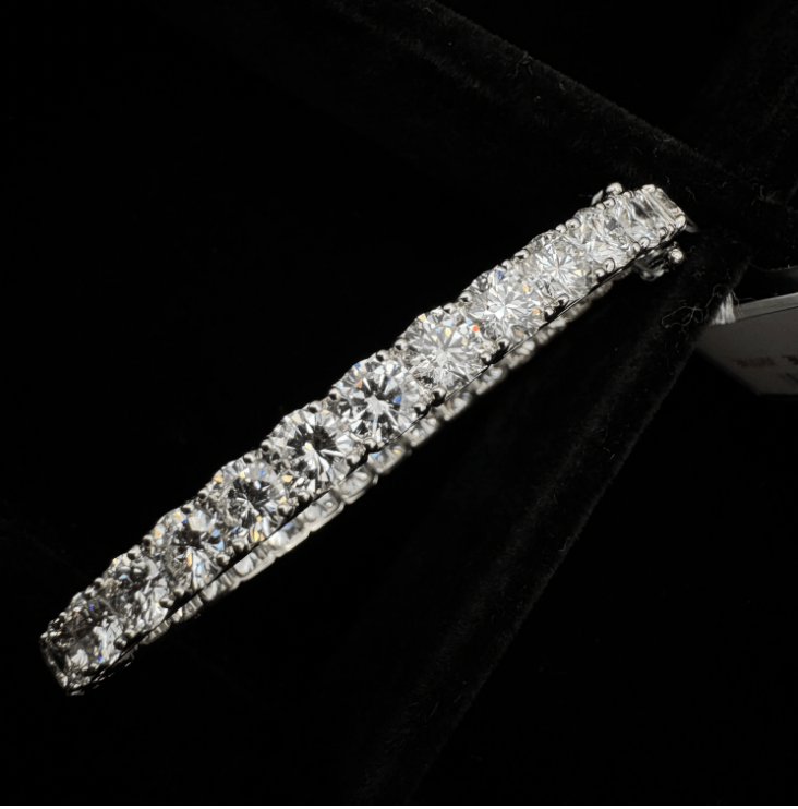 Luxury Promise Grade reference: Pt900 Diamond Bangle DD19.243 32g (33 pieces) 55025