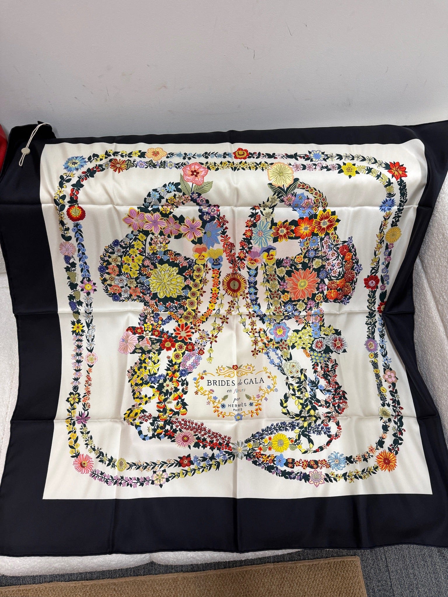 LUXURY PROMISE Hermès "Brides de Gala en Fleurs" 90cm Silk Scarf – Floral Equestrian Motif – 2025 Spring/Summer Collection