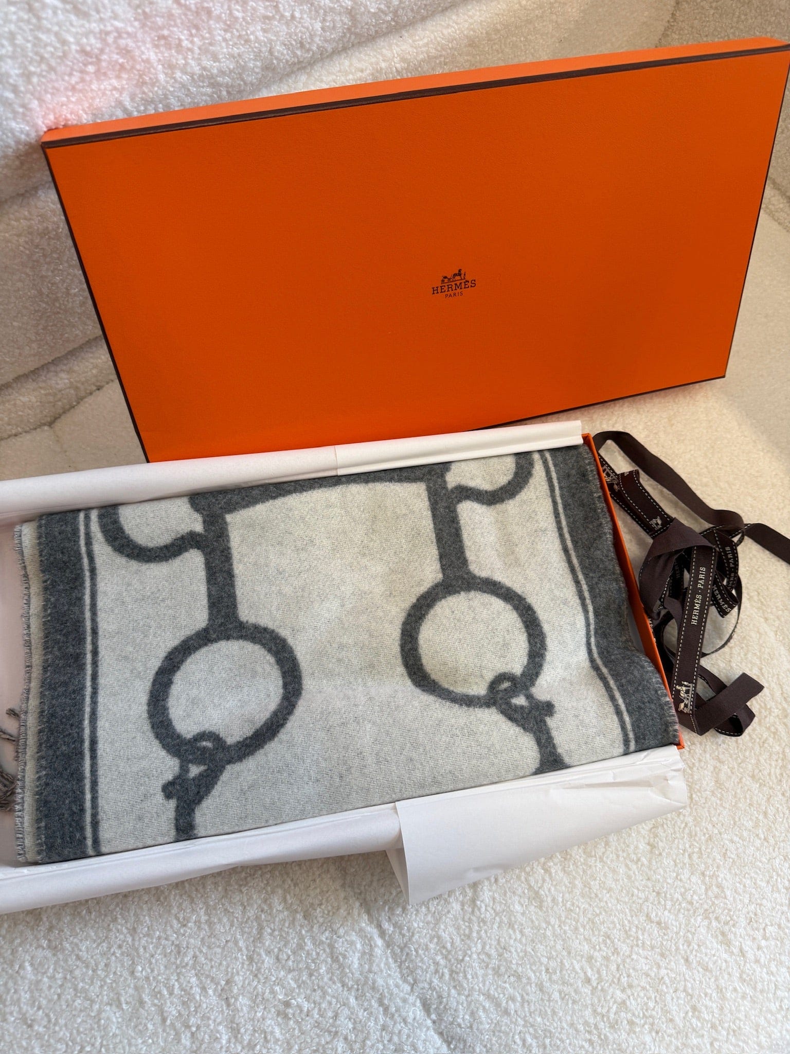 Hermès "Casaque Mors" 100% Cashmere Scarf – Abstract Horse Bit Motif – 30x160cm – Hand-finished Fringe